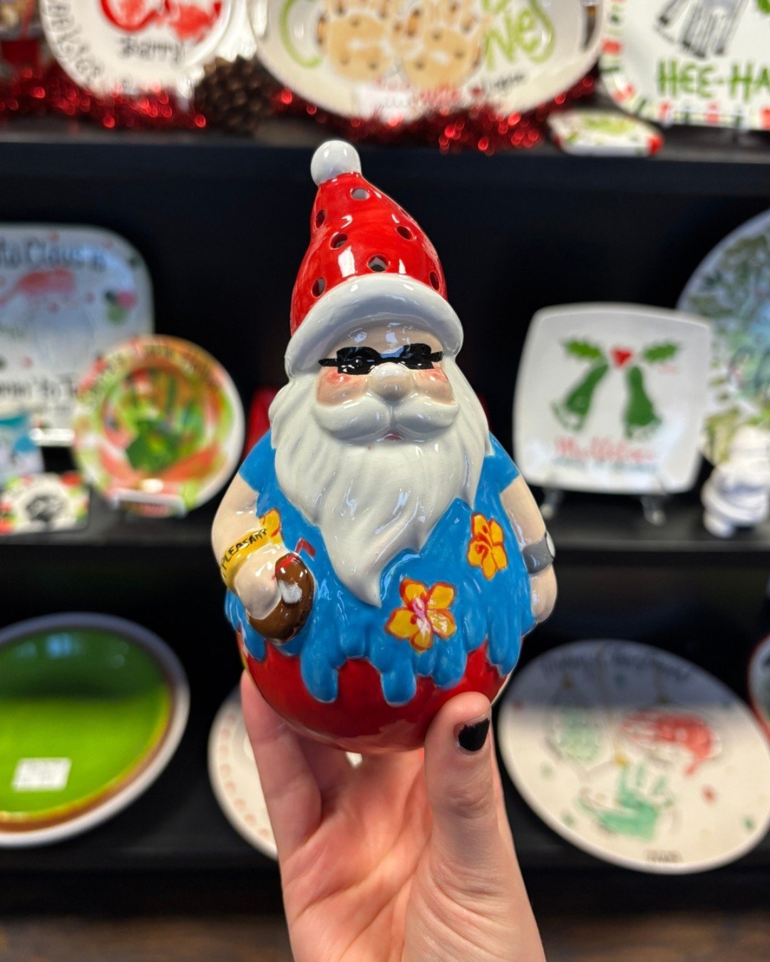 One thing you won&rsquo;t find on Amazon- a beachy Santa vacationing for a day at the Jersey Shore 😍 Shop small and shop local this season! Many thanks to our own @doomsayer.art for painting us this beauty 🌊