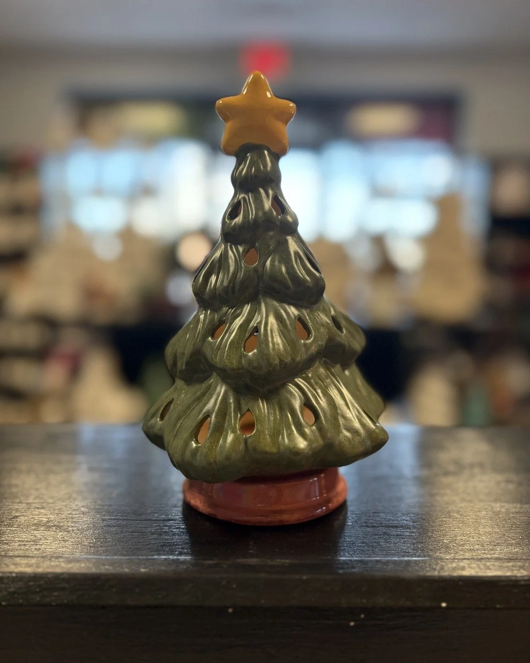 We're still enjoying the holiday decorations for a little while longer - like this super cool matte tree created by a talented customer! 🎄🎨