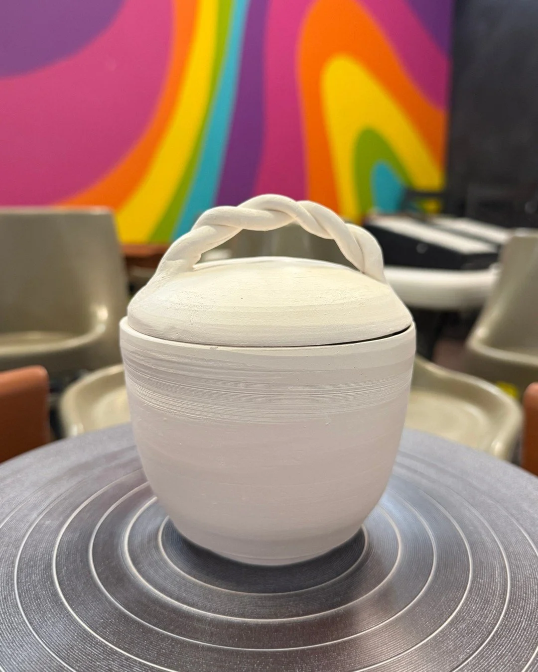 Looking to improve your skills on the pottery wheel? Sign up for our six-week beginner course! Hit the link in our bio for more info, dates, and to sign up 🎨