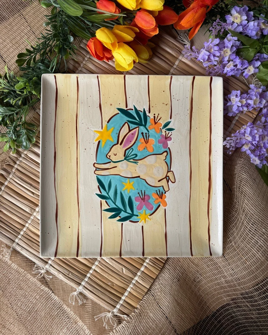 Join us later this month to make this adorable bunny design - perfect for Easter! This design works great on plates, platters, and serving dishes and is designed by one of our favorite ceramic artists, @ammieyall 🐇 No experience is needed to sign up