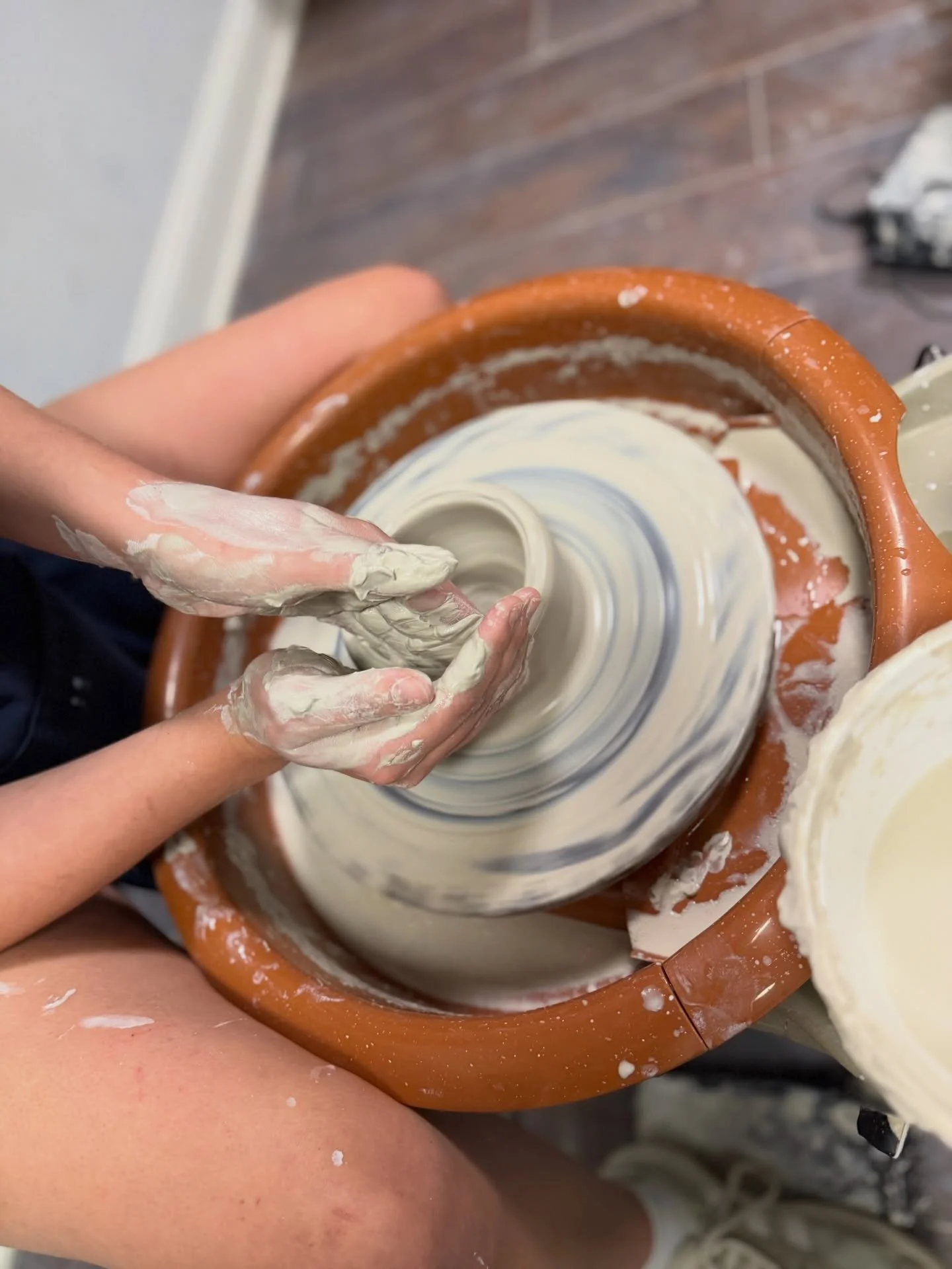 Sunday! Our six week wheel class starts. Learn the basics of wheel throwing and grow your skills. Just a few spots left- sign up link in bio 🎨