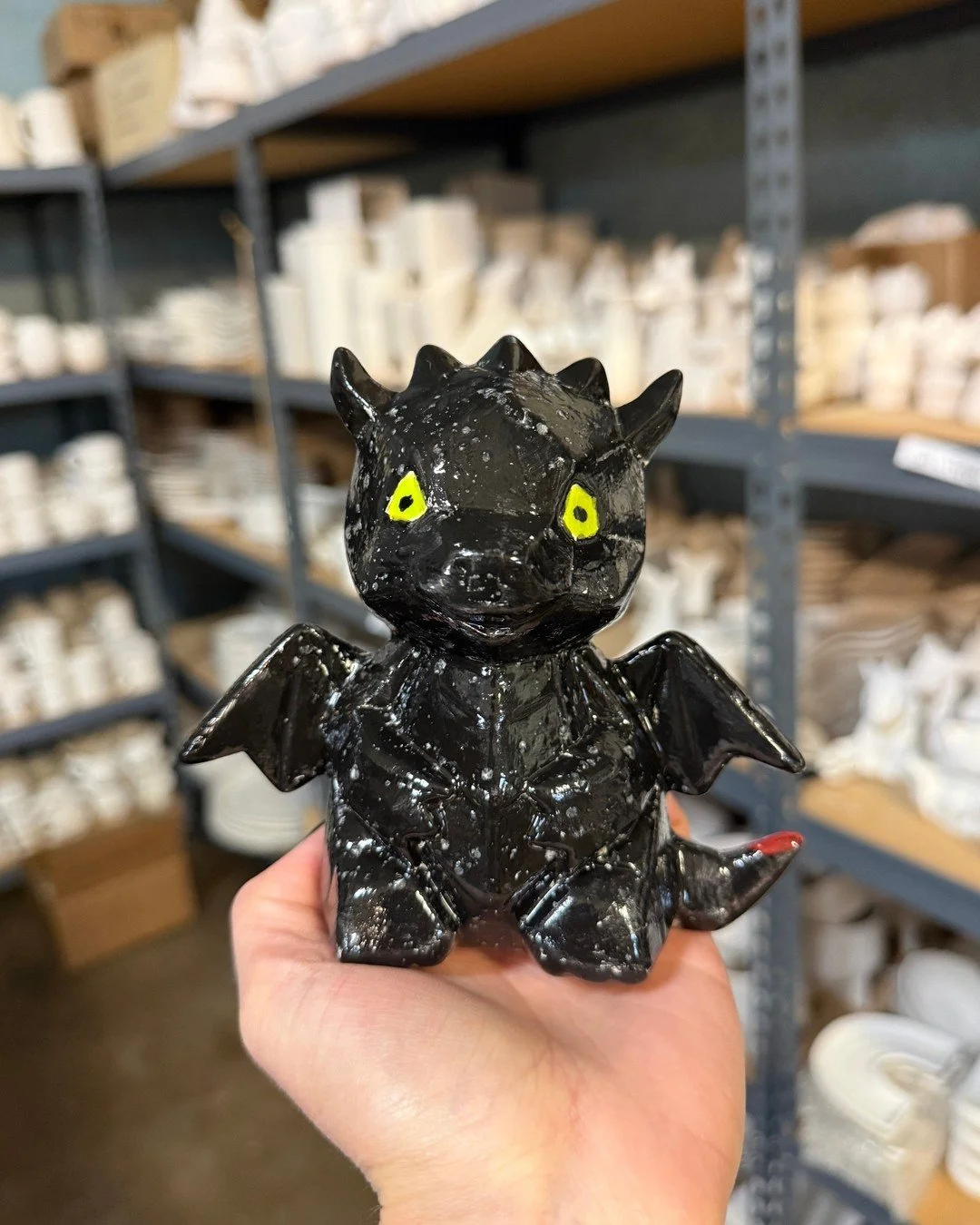 Night Fury energy in ceramic form! We're a little obsessed with this one 🖤🐉🎨