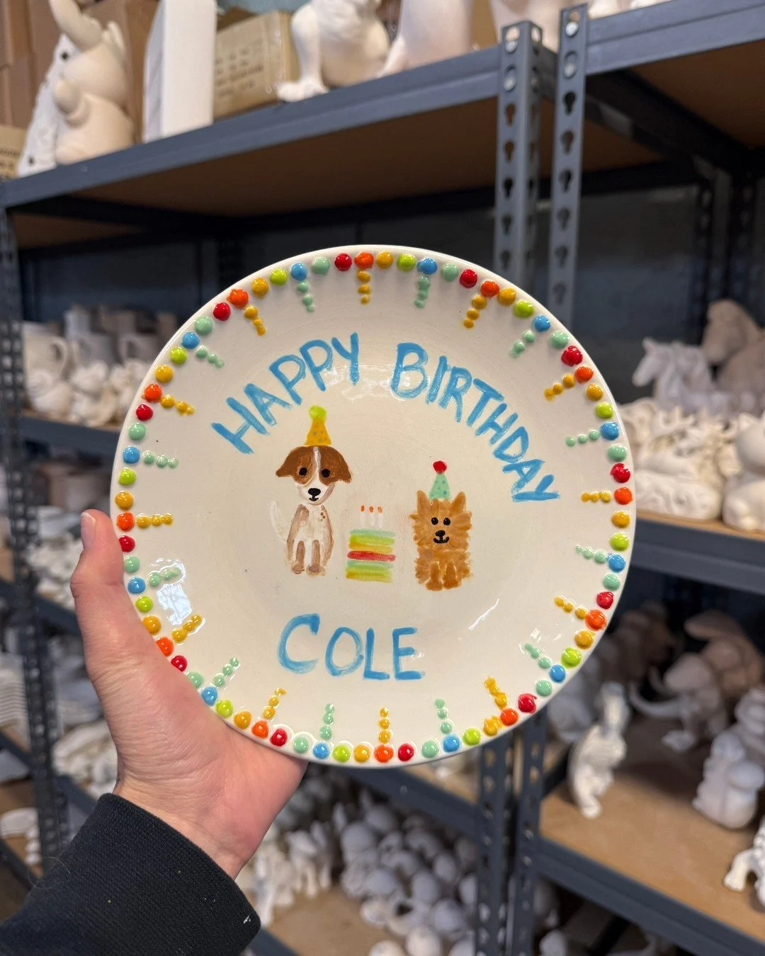 We're a little obsessed with this custom birthday plate painted by one of our talented customers 🐶😍 This is your sign to create your own - we even have some traceable templates available! 🎨