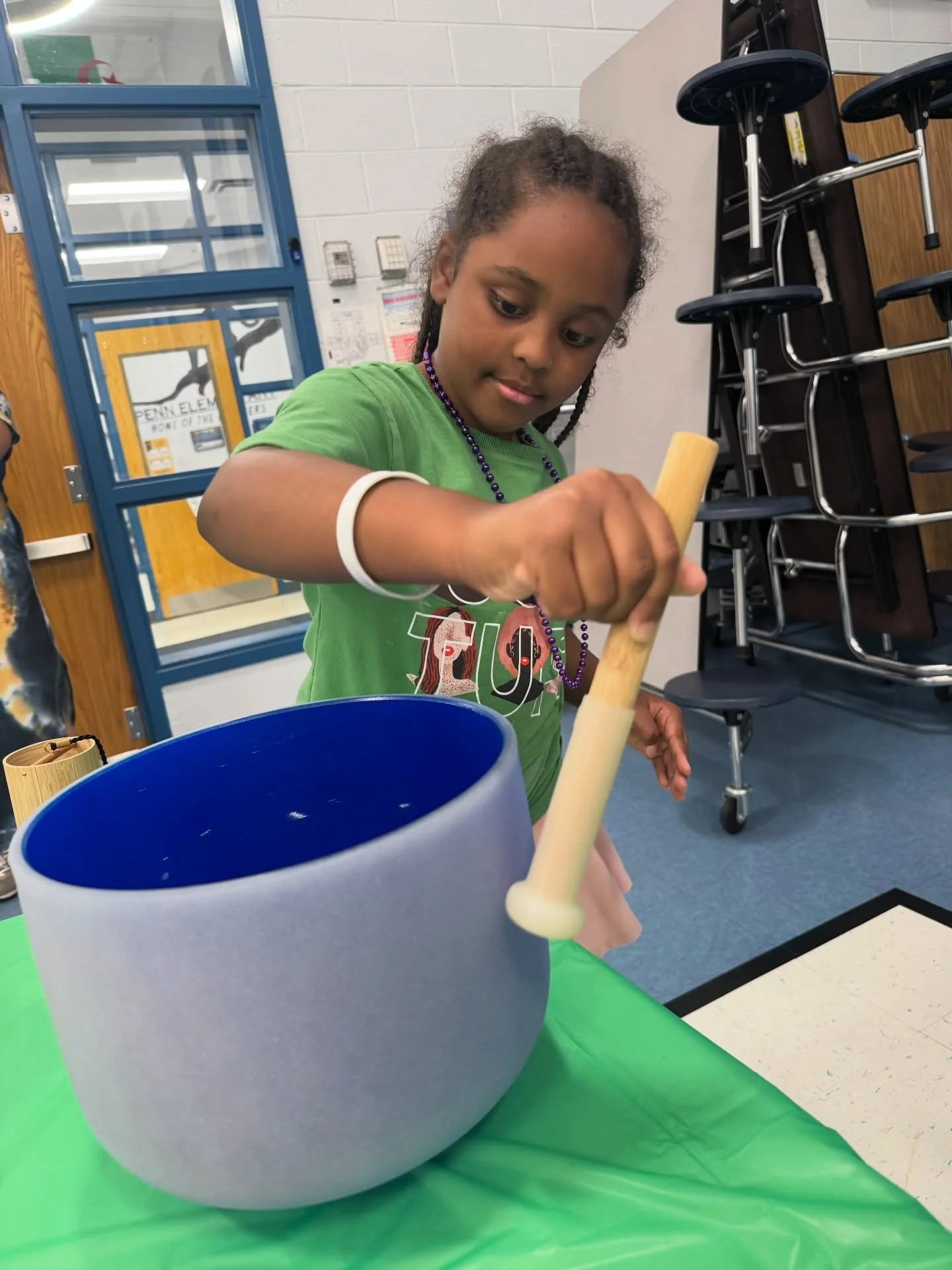 I went back to my old elementary school this week for a wellness fair and it was such a full circle moment 🥹

The kids were obsessed with the sound bowls. They were so curious and just kept wanting to hear more.

It was really cool to see how presen