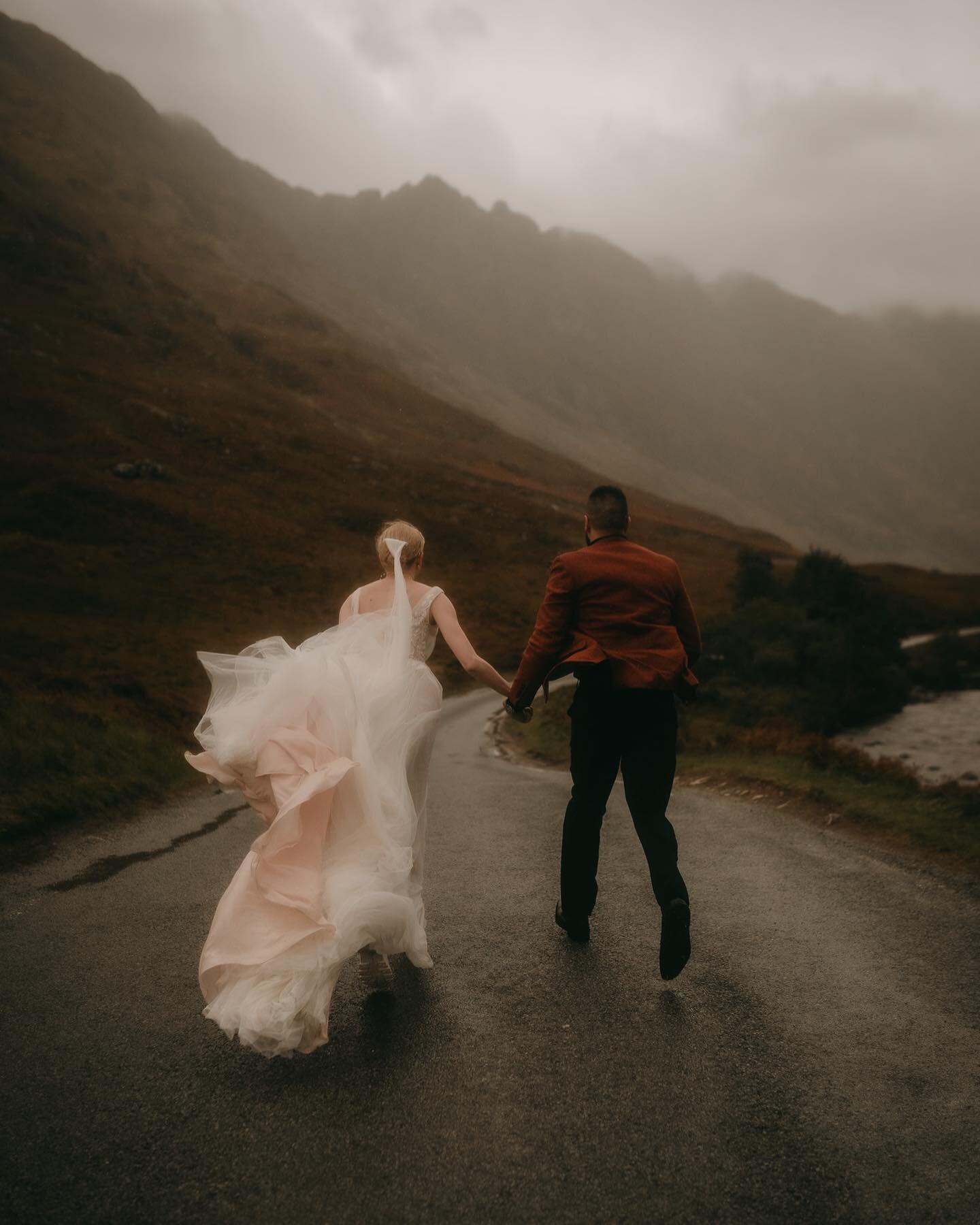 What a beautiful autumnal elopement in Glencoe for Viivi &amp; Patrick! 🤍

They embraced the wild weather of the Scottish Highlands, exchanged their vows in Finnish and had their family &amp; friends pick flowers for their confetti 🍂

I have limite