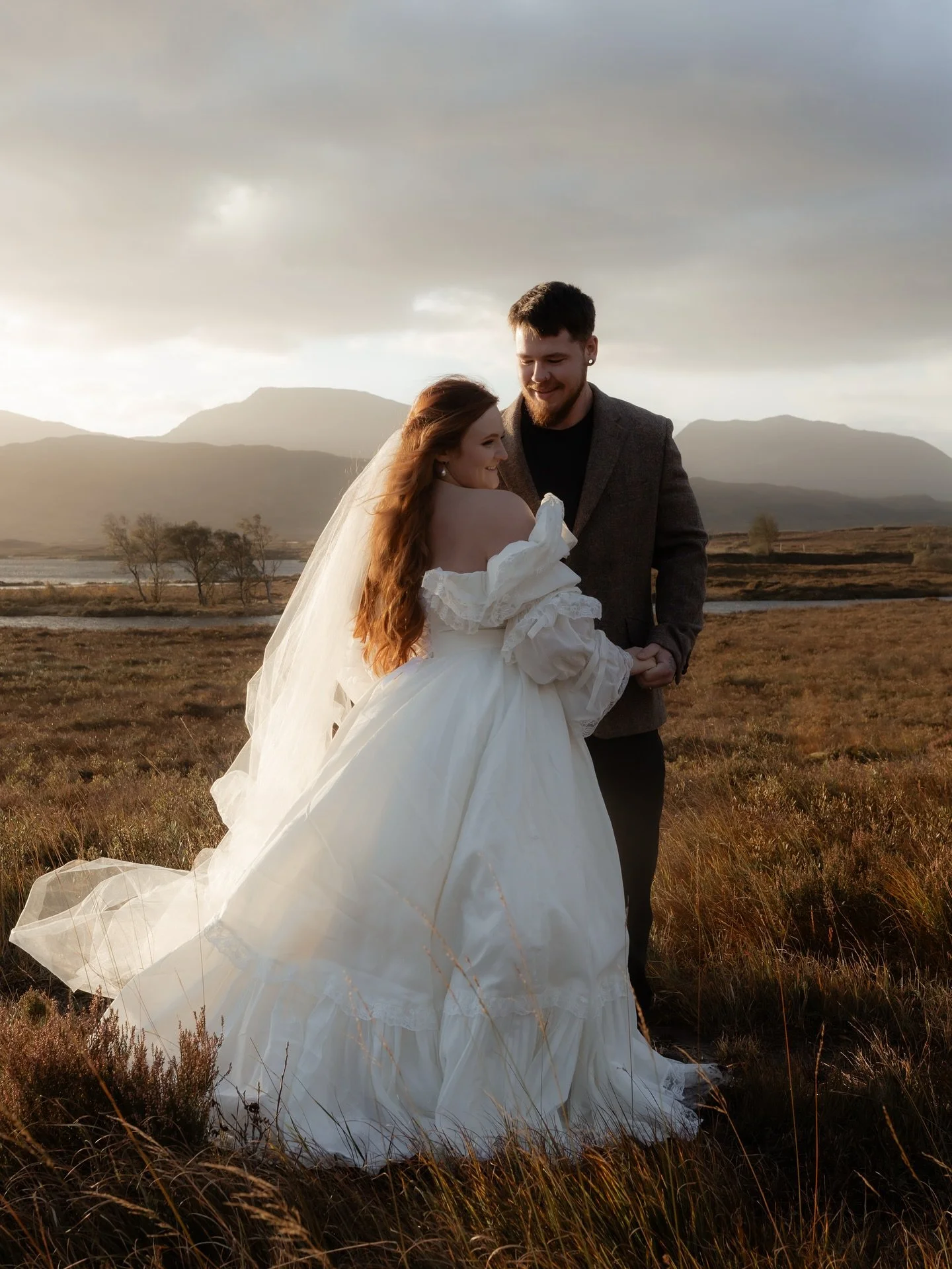 C&amp;T&rsquo;s sunrise adventure in Glencoe 🤍🍂

After a stormy couple of days in the Highlands, the sun made an appearance for this gorgeous adventure session 🥹

I still have availability for winter elopements &amp; adventures, the perfect months
