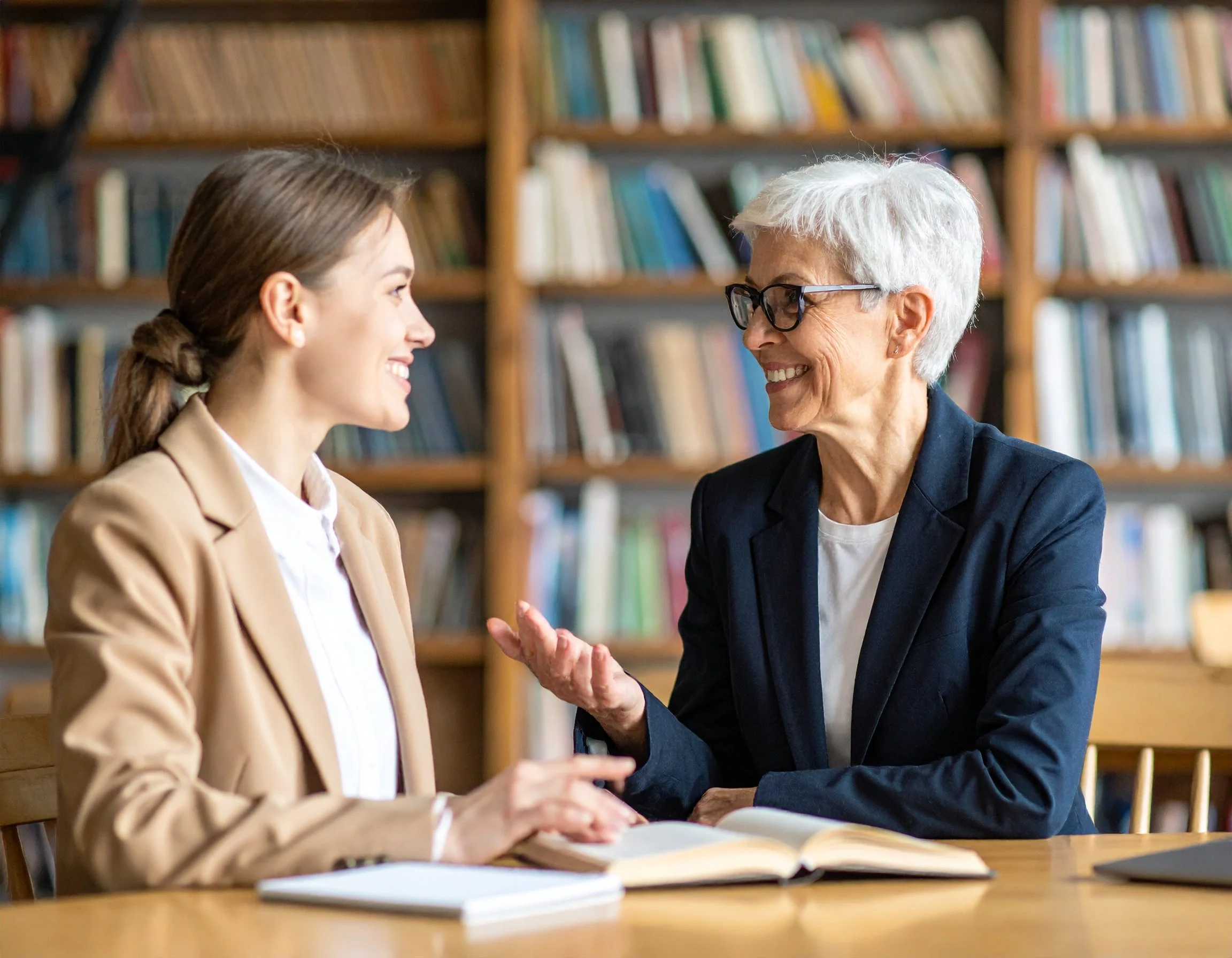 Image shows a young woman receiving solution focused hypnotherapy from her professional hypnotherapist. What conditions can solution focus hypnotherapy help with?