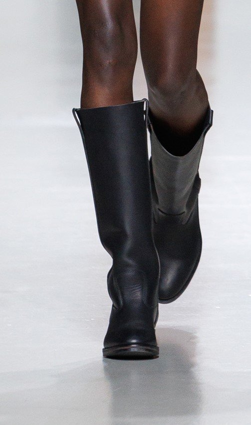 Duran_Lantink focus bottes noires .jpg