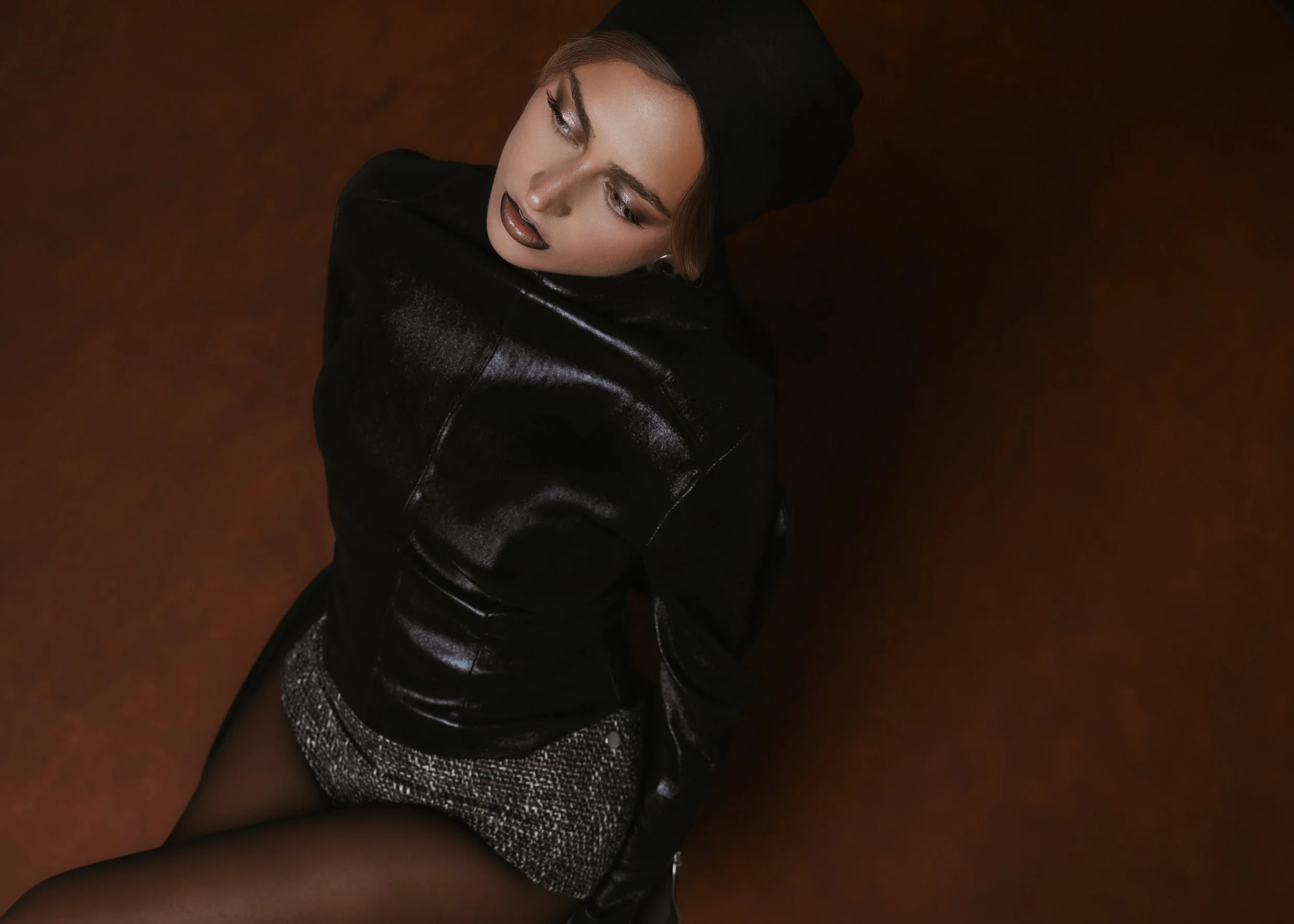  Boucle d’oreille: Florence Moorhead @florence_moorhead  Bandana: Maison Krasnova @maisonkrasnova  Veste en cuir: Pavlina Jauss @pavlinajauss  Micro Short: Sacai @sacaiofficial 