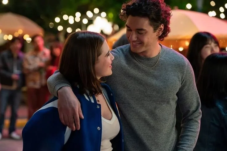 Comment les romances adaptées par les plateformes de streaming mettent en scène le green flag man ?
