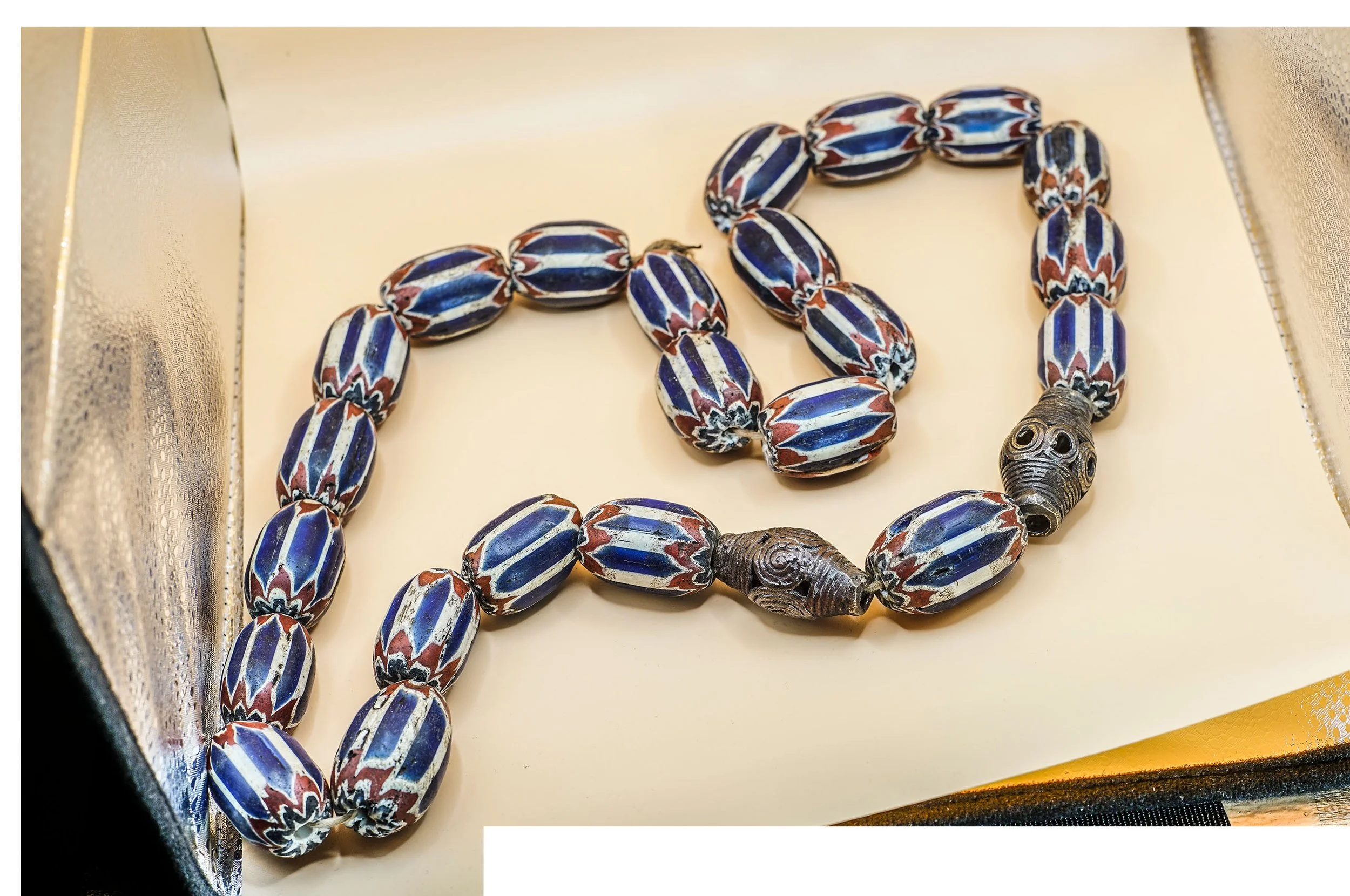 COLLIER PERLES A CHEVRON,  Bamiléké Cameroun (4).JPG