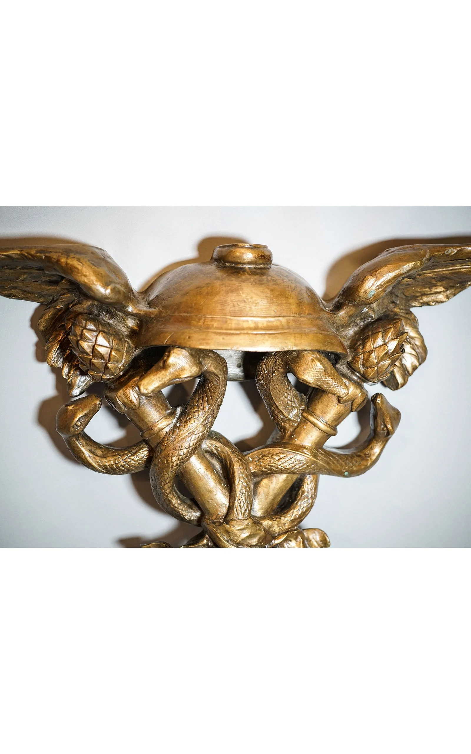 HERMES attributs, trophée sellette bronze aux caducées et casque (6).JPG