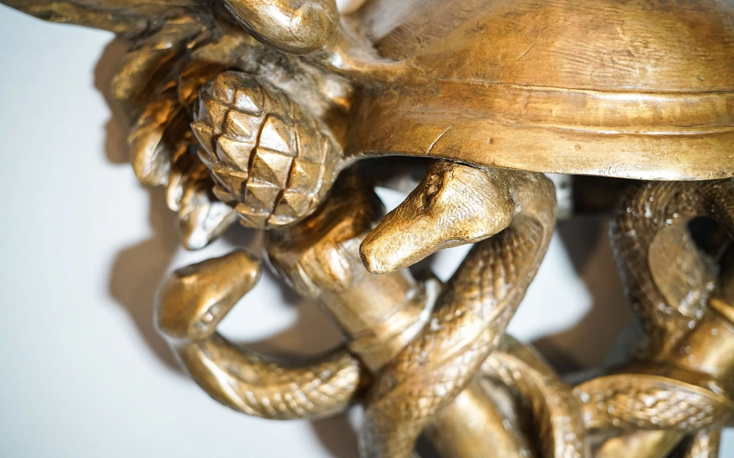 HERMES attributs, trophée sellette bronze aux caducées et casque (2).JPG