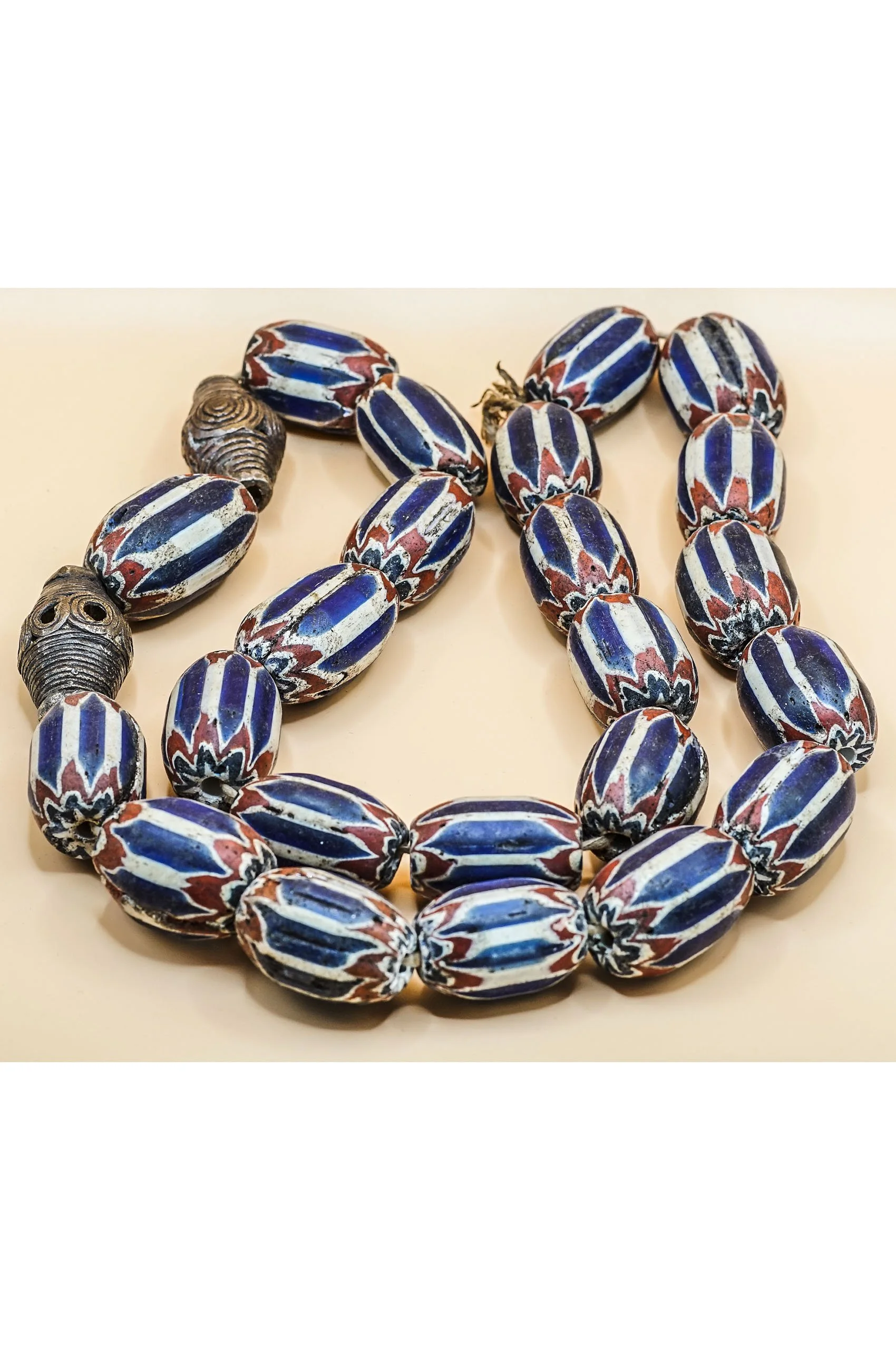 COLLIER PERLES A CHEVRON,  Bamiléké Cameroun (1).JPG