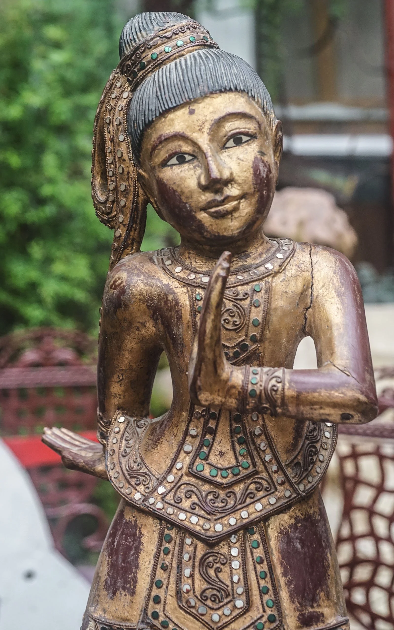 Danseuse birmane en bois doré (3).JPG