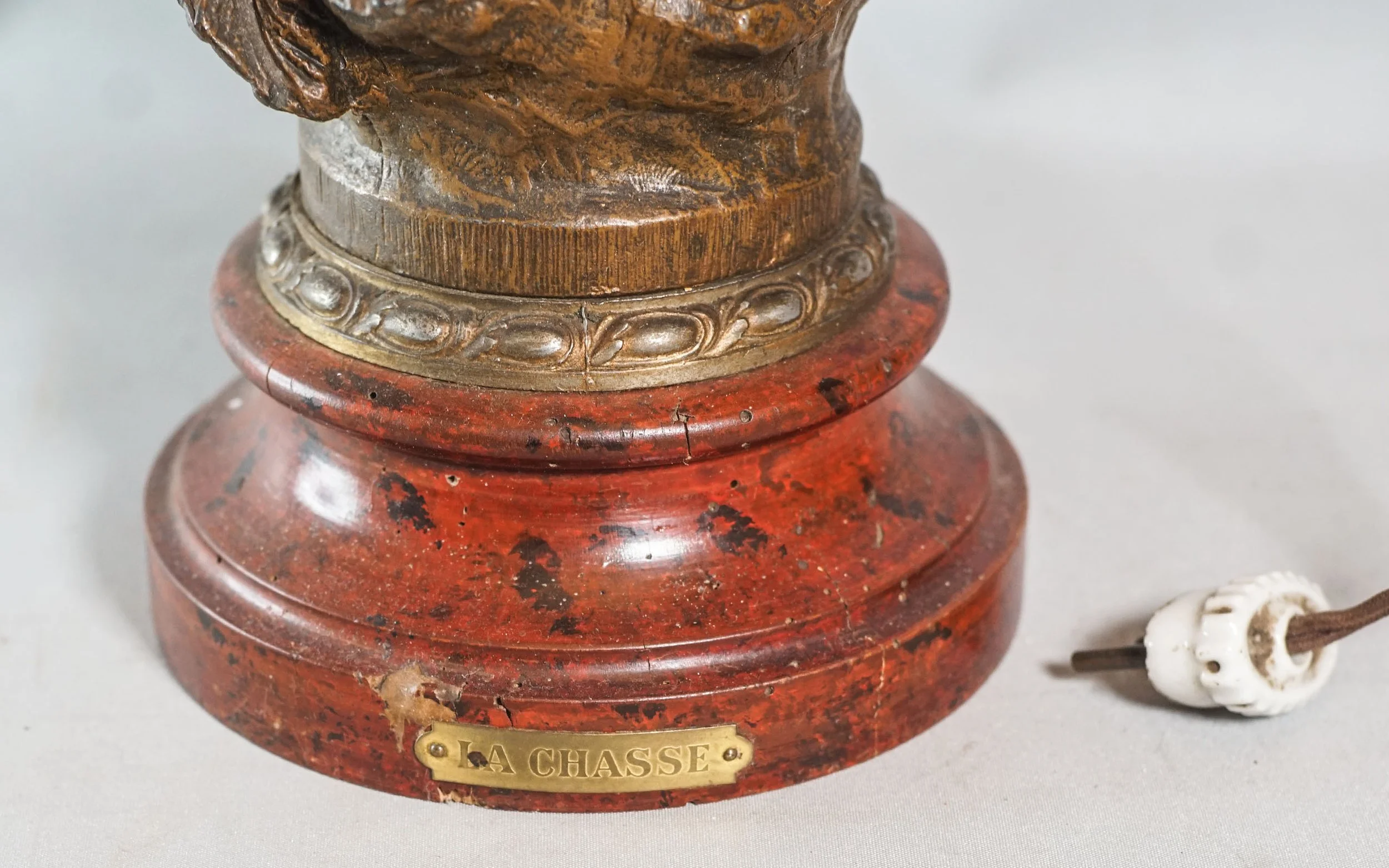 LA CHASSE, femme et chien,  lampe régule (2).JPG