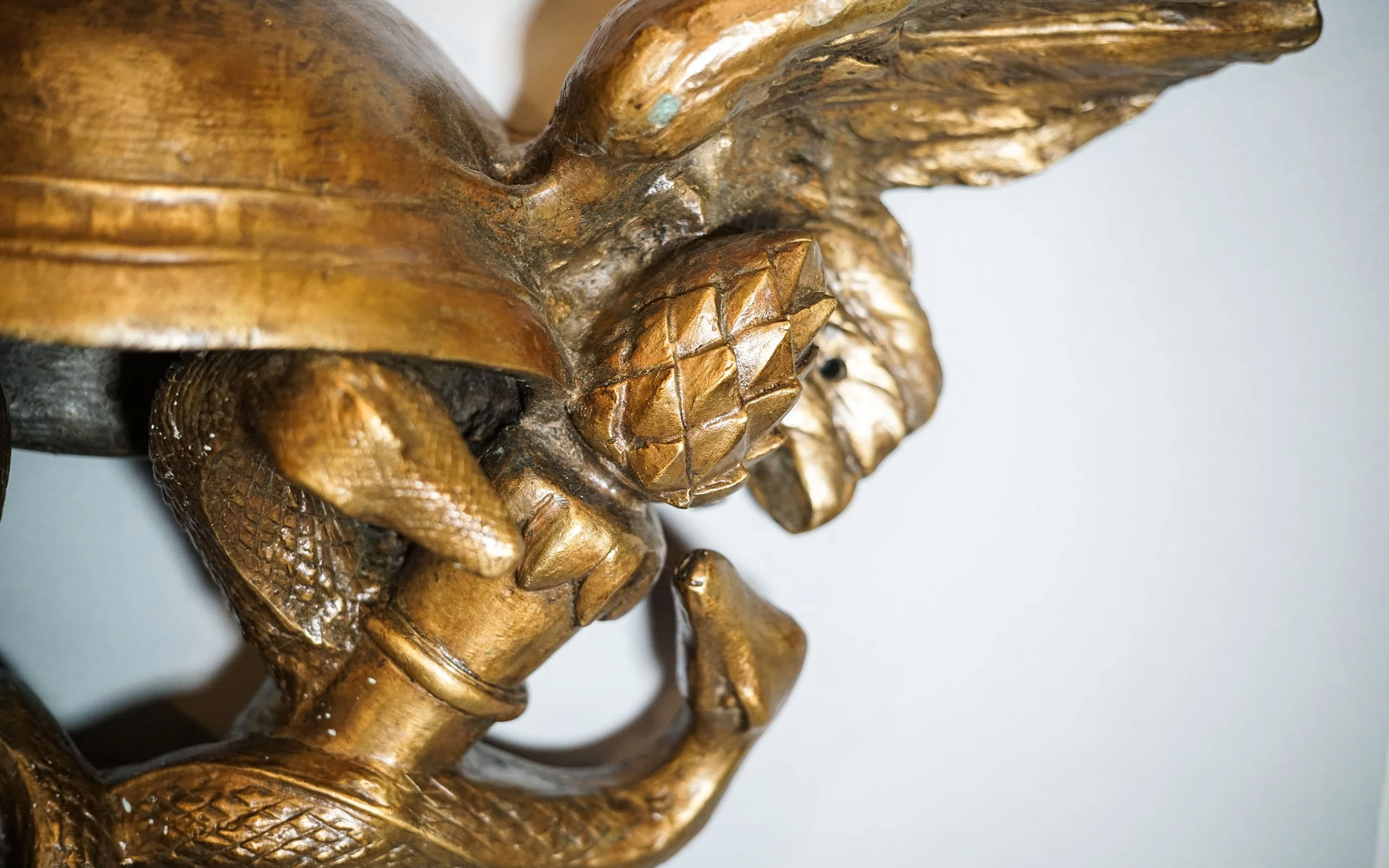 HERMES attributs, trophée sellette bronze aux caducées et casque (3).JPG