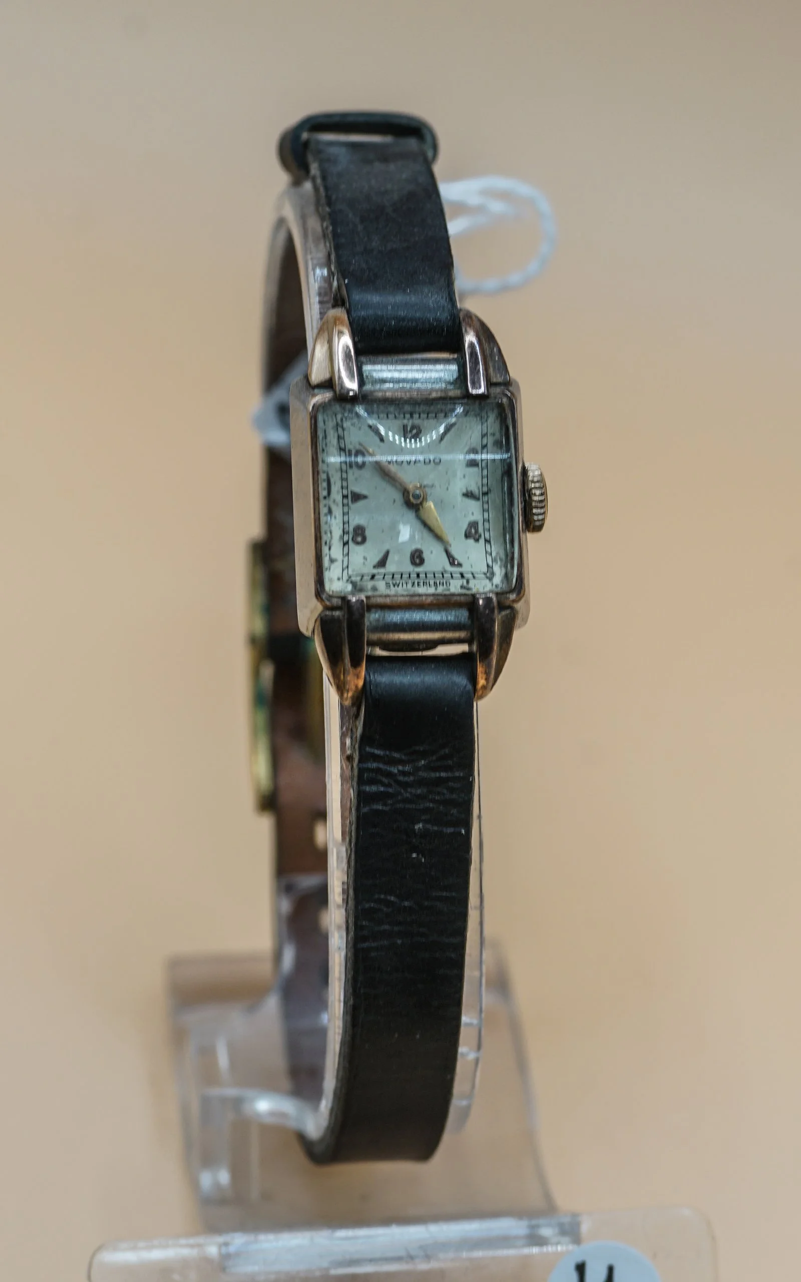 MOVADO carrée femme (1).JPG