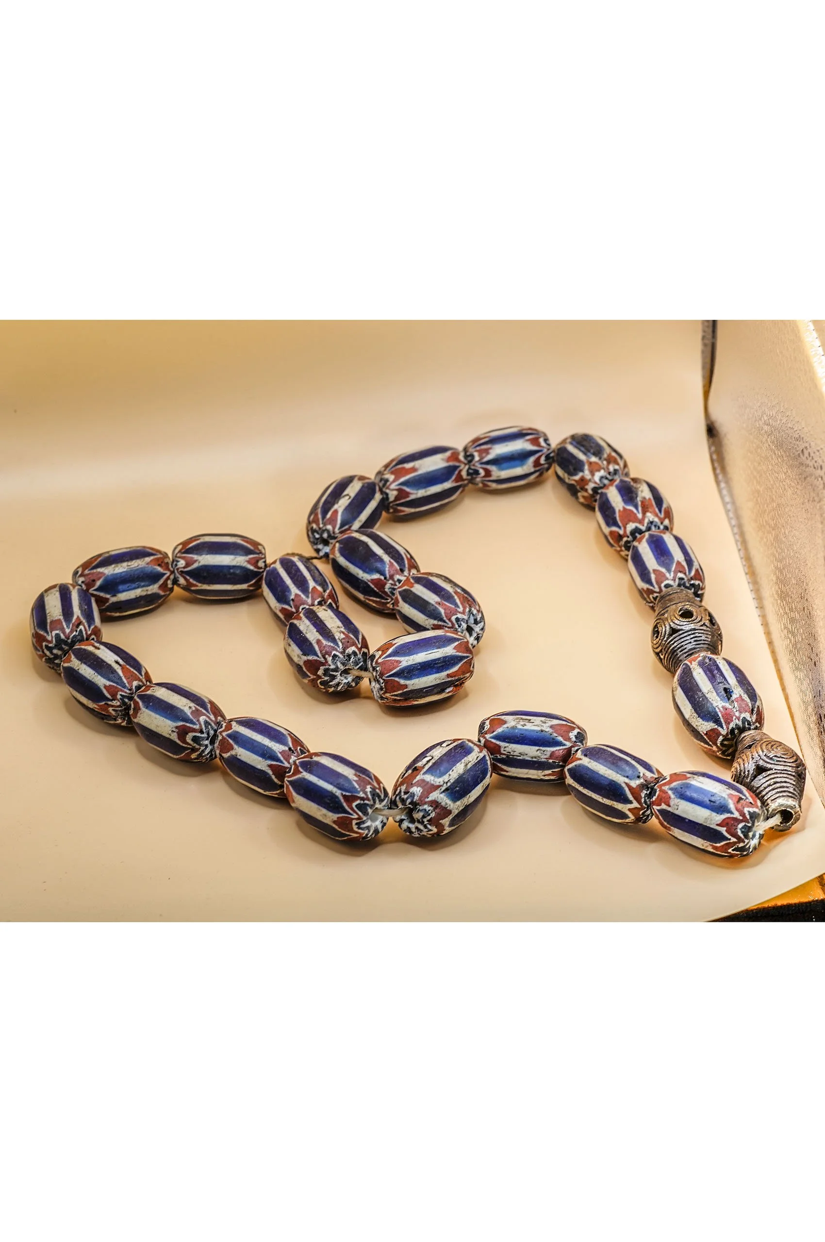 COLLIER PERLES A CHEVRON,  Bamiléké Cameroun (3).JPG