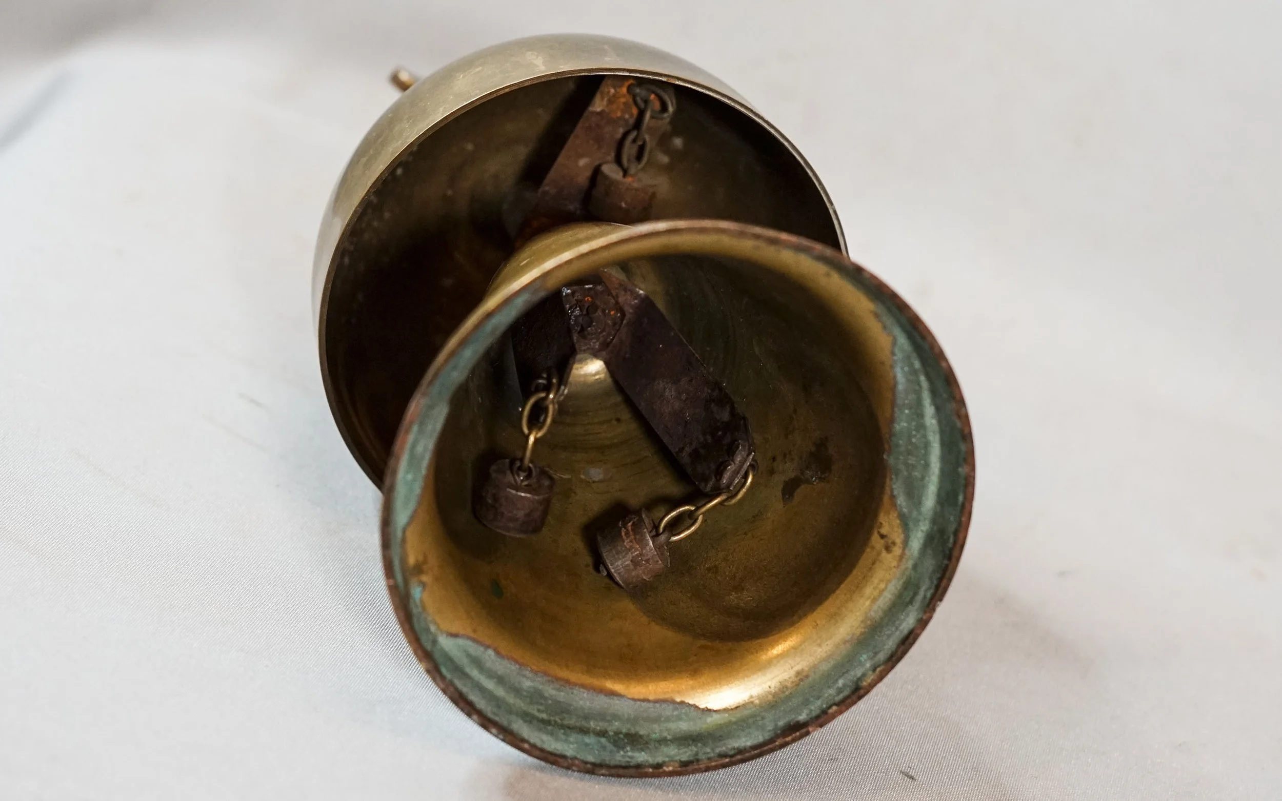 CLOCHE DE MESSE LAITON ET BRONZE G. DELASSALLE (4).JPG