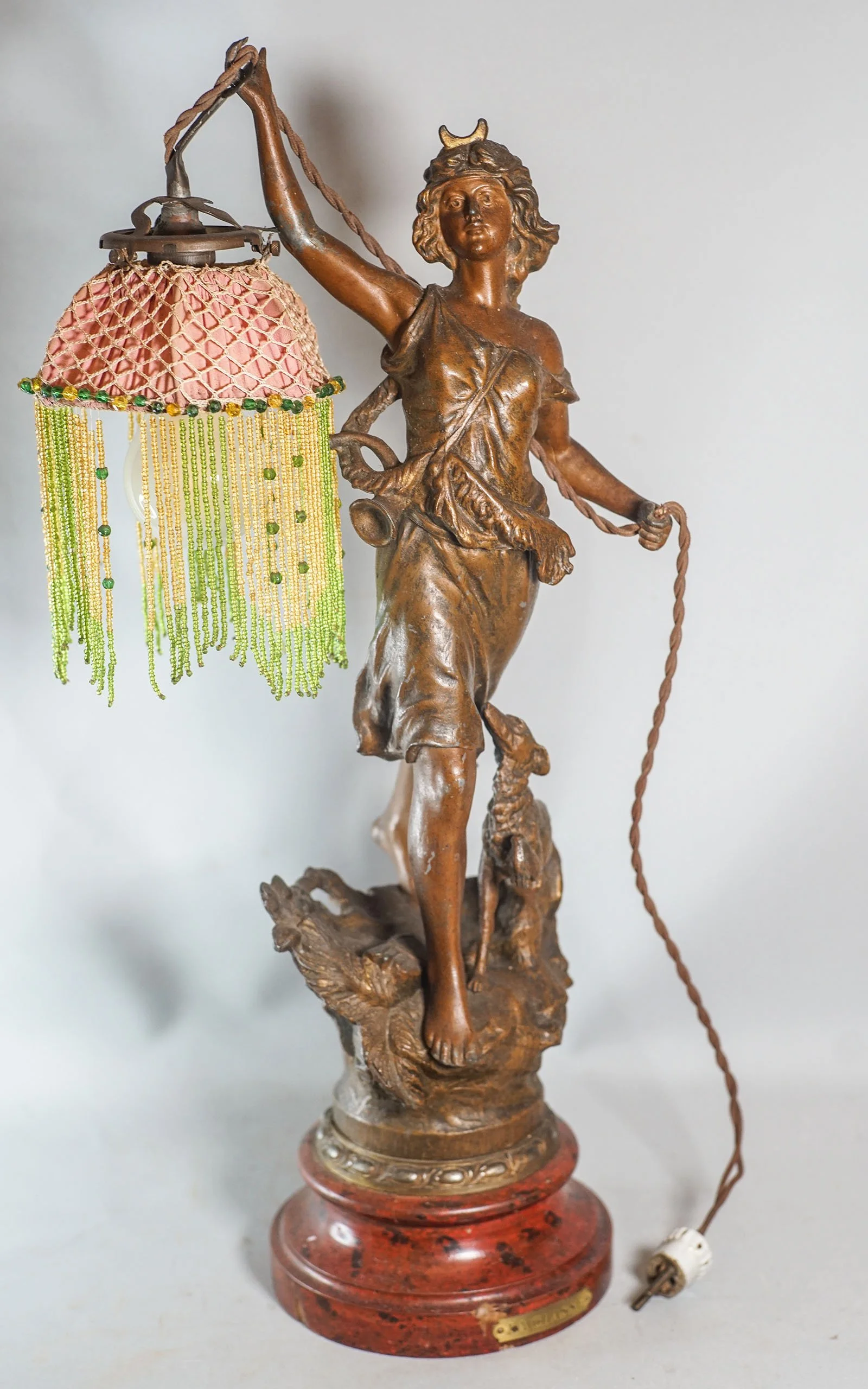 LA CHASSE, femme et chien,  lampe régule (1).JPG