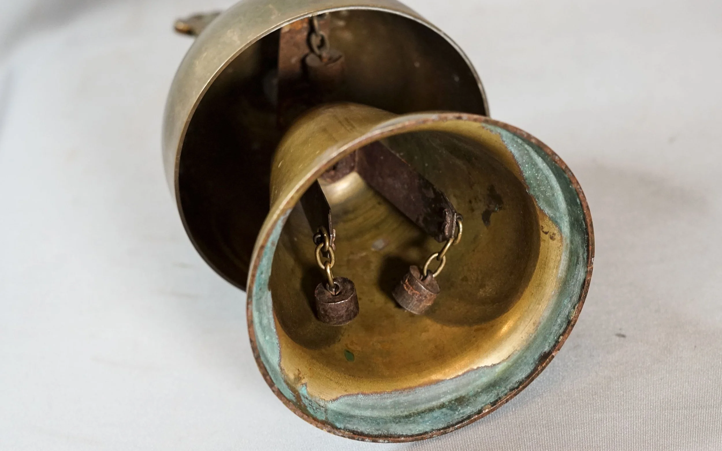 CLOCHE DE MESSE LAITON ET BRONZE G. DELASSALLE (5).JPG