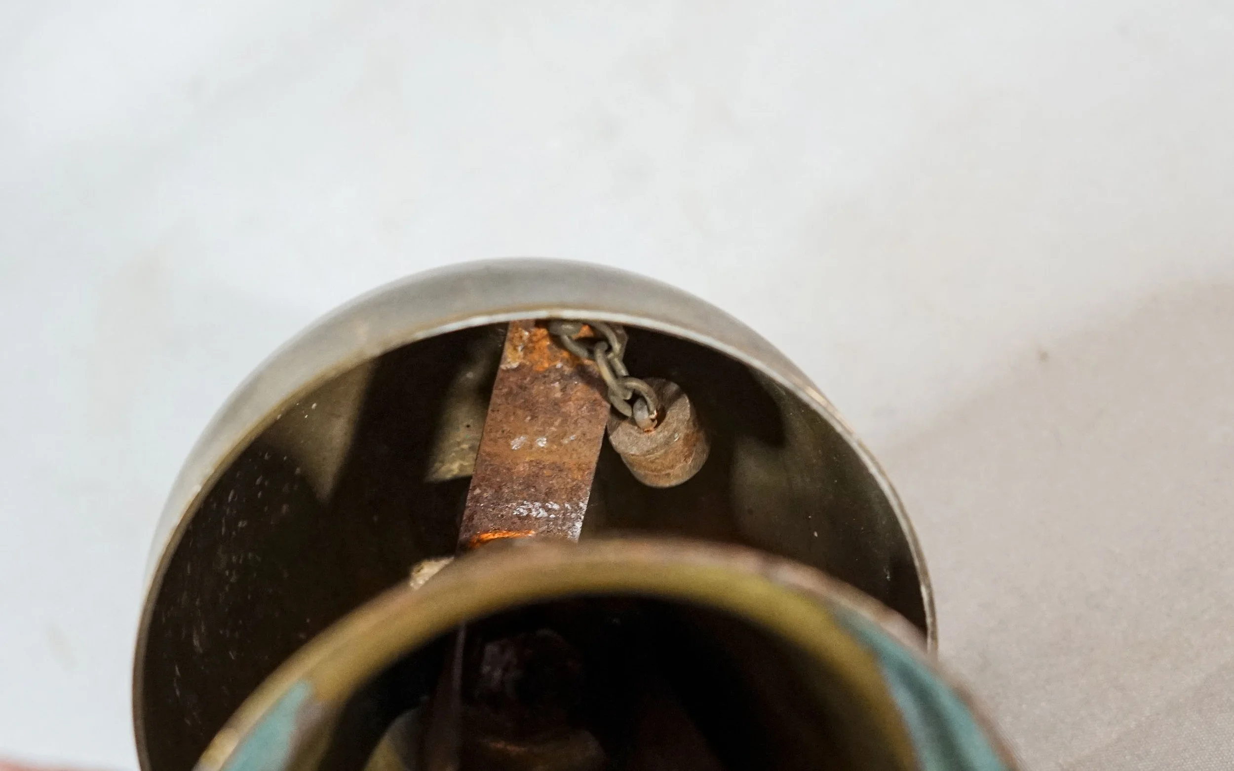 CLOCHE DE MESSE LAITON ET BRONZE G. DELASSALLE (6).JPG