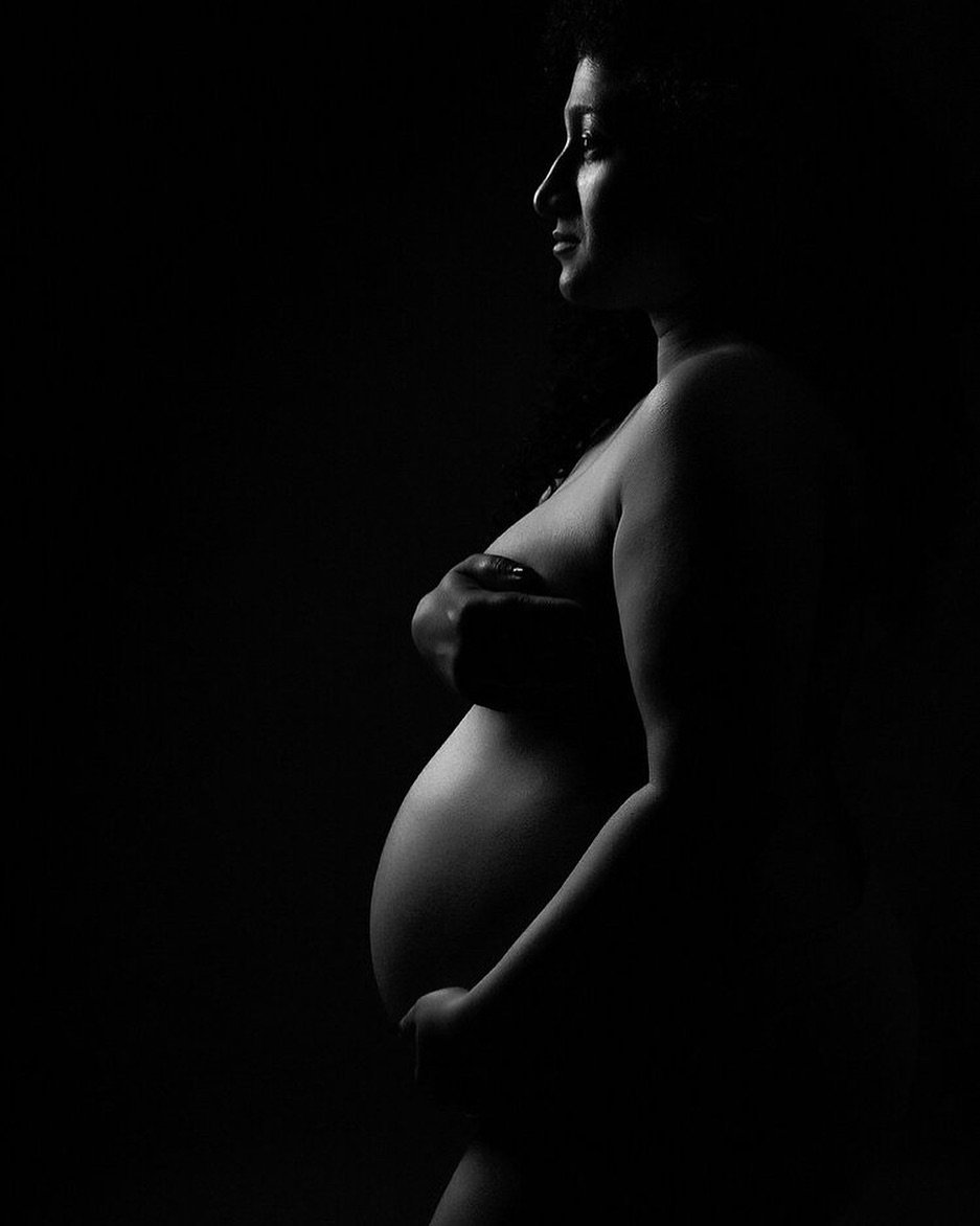 I&rsquo;m so thankful I took the time to document my last pregnancy. It isn&rsquo;t always easy to muster up the energy and motivation to step in front of the camera when pregnant but gosh is it soooo worth it. This is a self portrait at 20 weeks wit