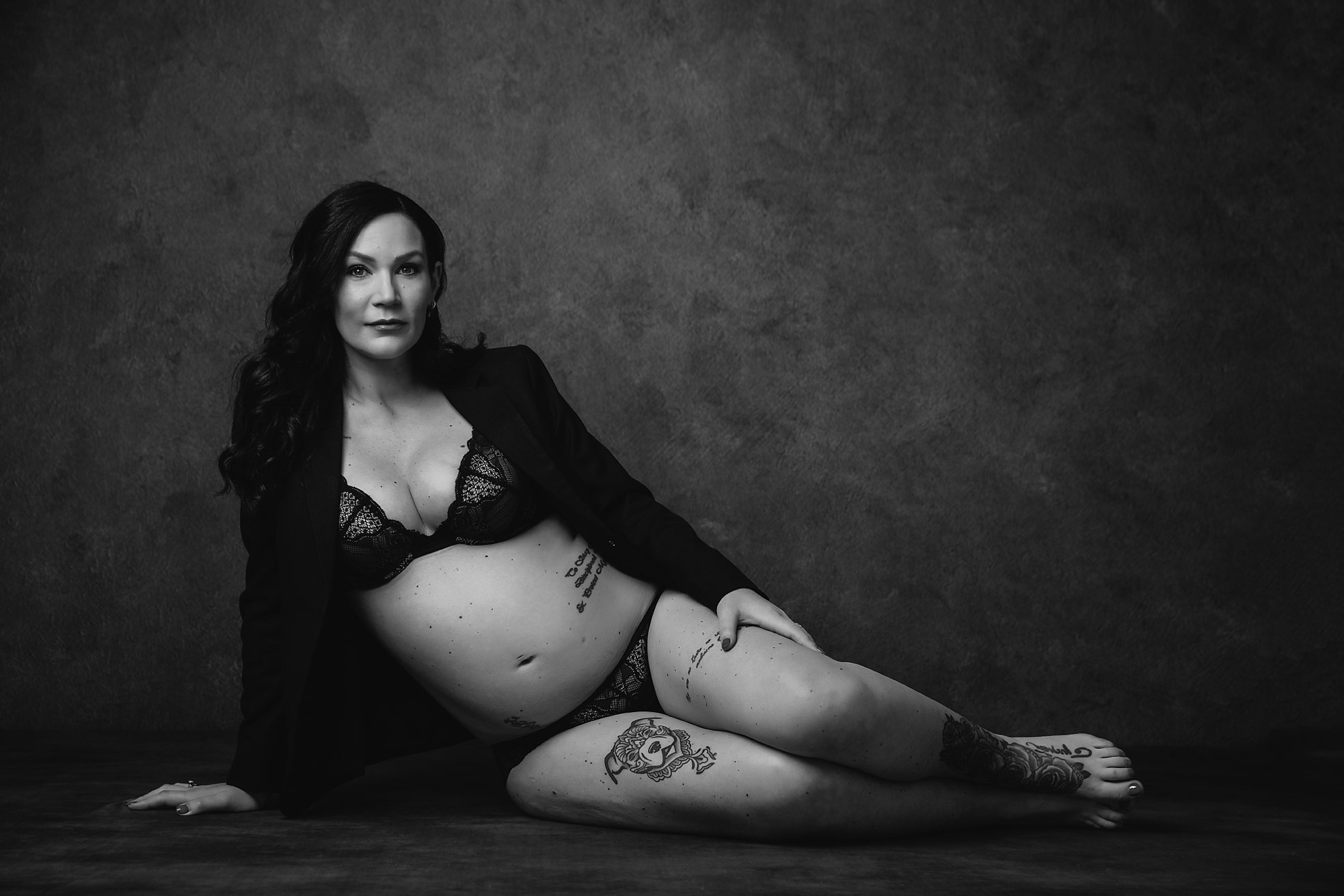 Pregnancy maternity black and white photo.jpg