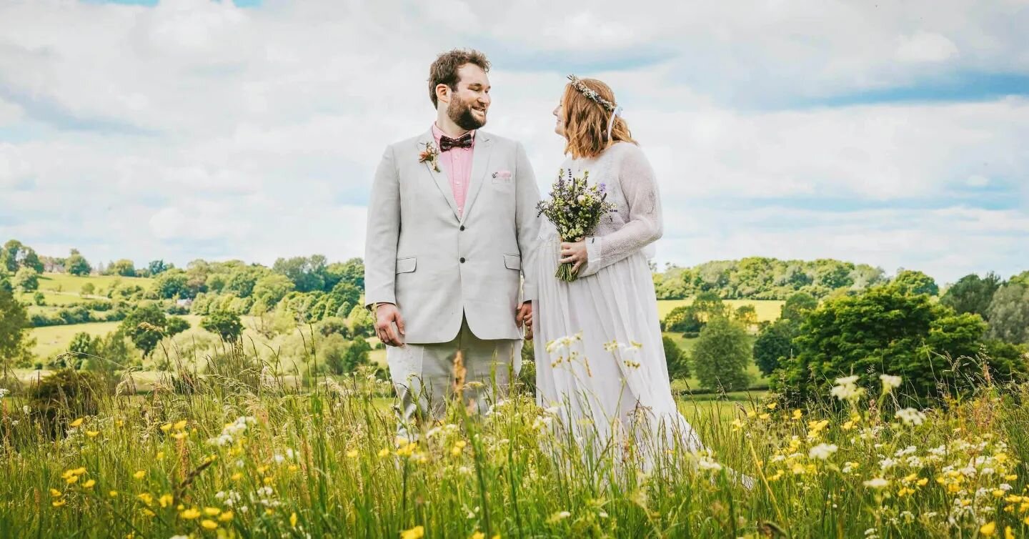 A moment shared during a lovely walk with @lemonycoppola &amp; Callum's beautiful day in sunny Sommerton 💐🌞 

I bloody love a countryside wedding! 🌳