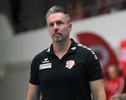 Guillermo hoofdtrainer en coach.jpeg