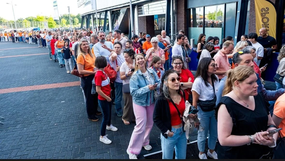 2025 VNL Apeldoorn-wachtrij met bewijs dat we er bij waren.jpg
