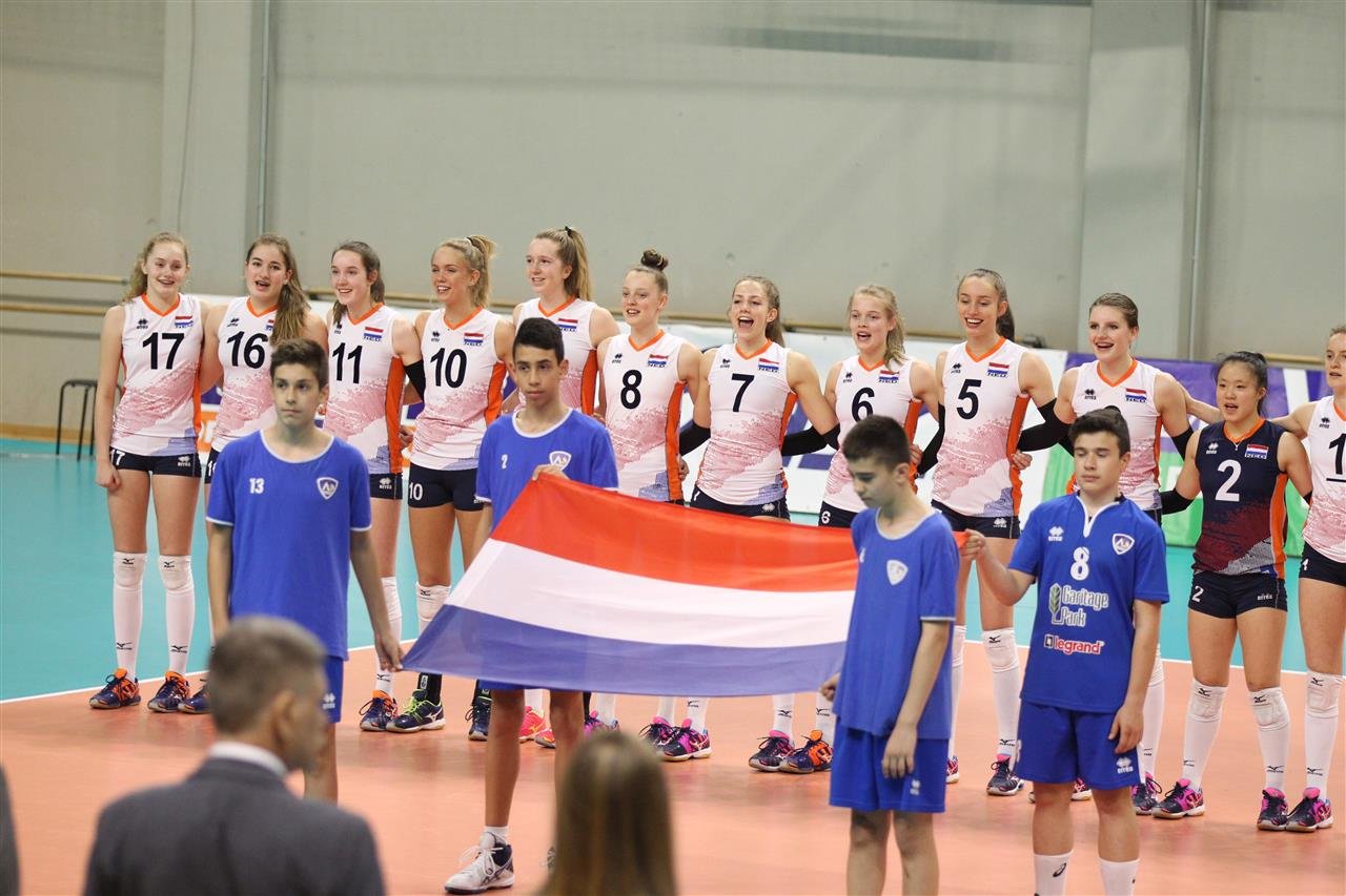 2018 april EK u17 Bulgarije foto_volkslied met witte shirts.jpeg
