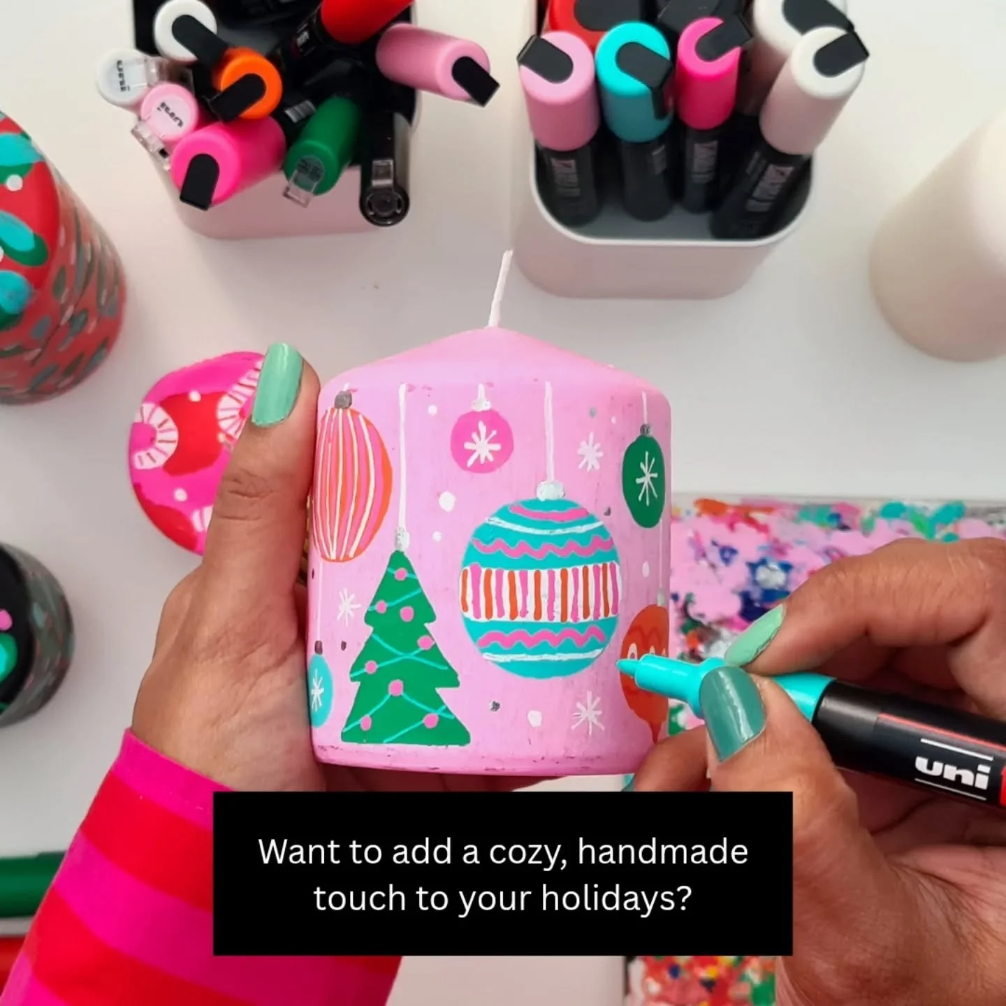 Ahhh you guys&hellip; my new Skillshare class is finally live! 🥹✨
I&rsquo;ve been painting candles nonstop and I&rsquo;m so excited for you to try this one &mdash; it&rsquo;s such a fun, cozy holiday DIY and honestly the perfect little project for d