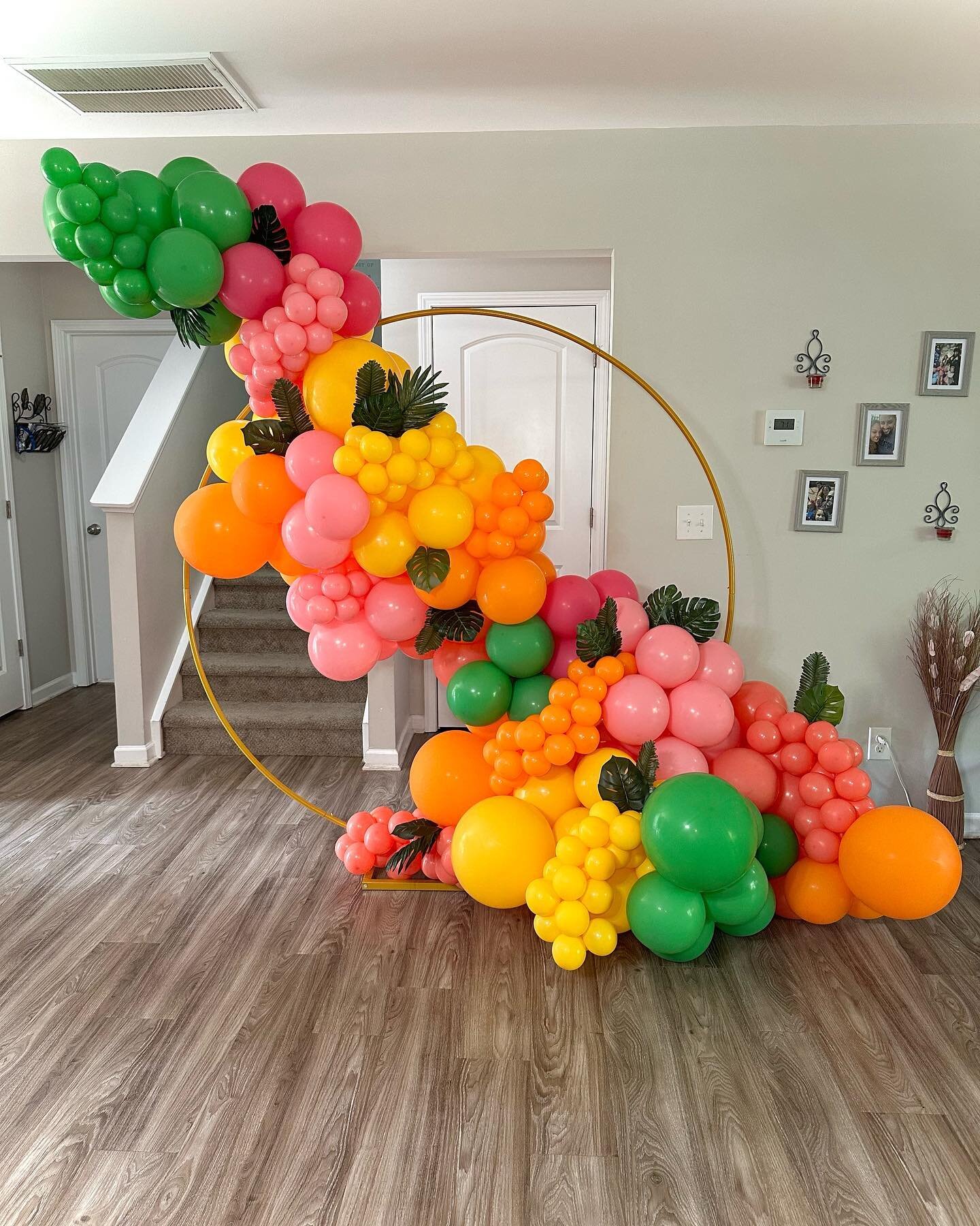 Tropical Vibe&rsquo;s! 

How pretty are these colors!
&bull;
&bull;
&bull;
#tropicalbirthday #tropicaltheme #balloons #charlotte #charlotteballoonartist #charlotteballoons
