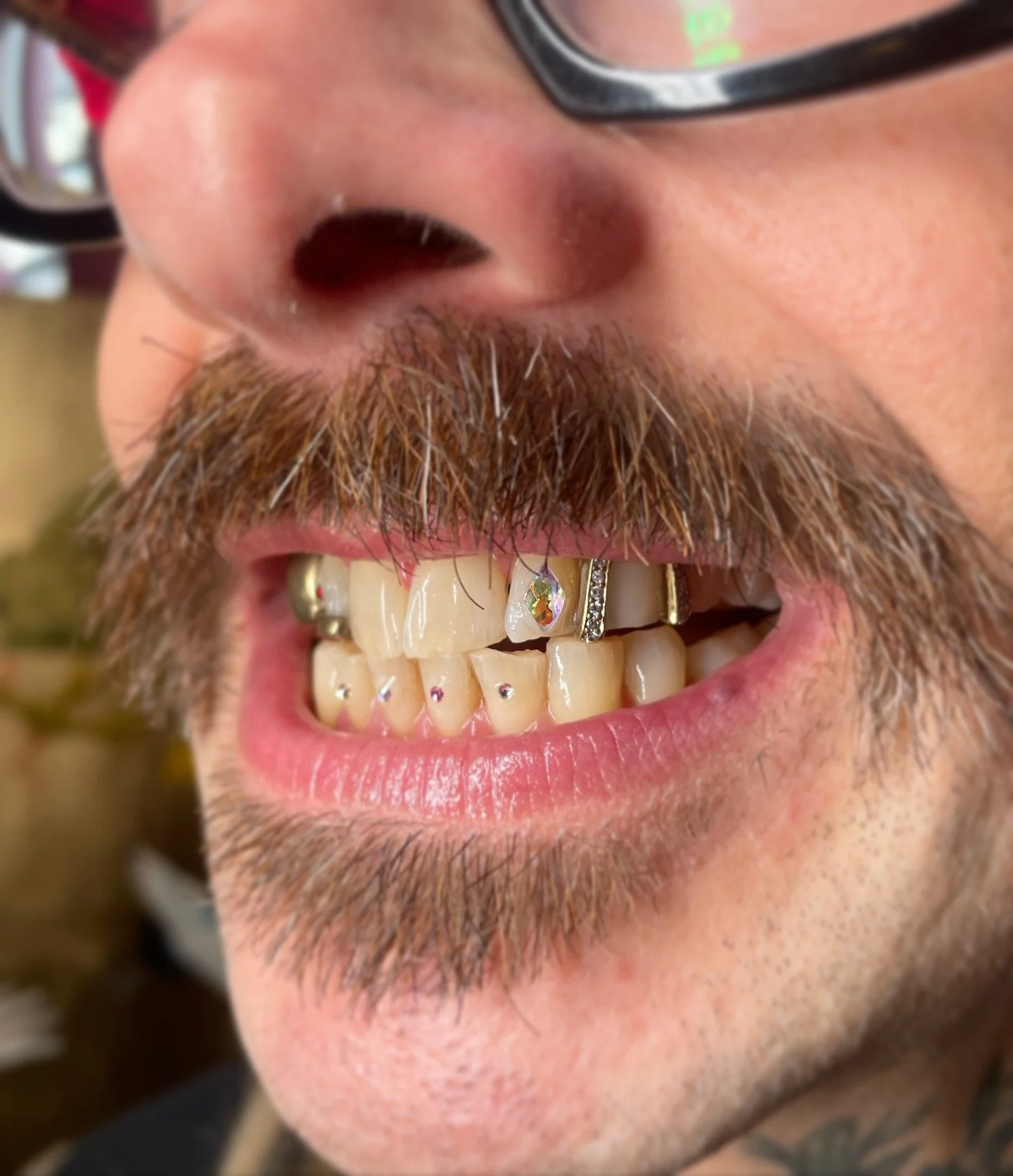 @thebiteedit is back doing gems after breaking her elbow🦷🪩 and we have another addition to the DH @bfrank.tattoo !! 💒🩷

#thedollhousebtn #brightontattoo #brightontattooartists #brightontoothgems #brighton