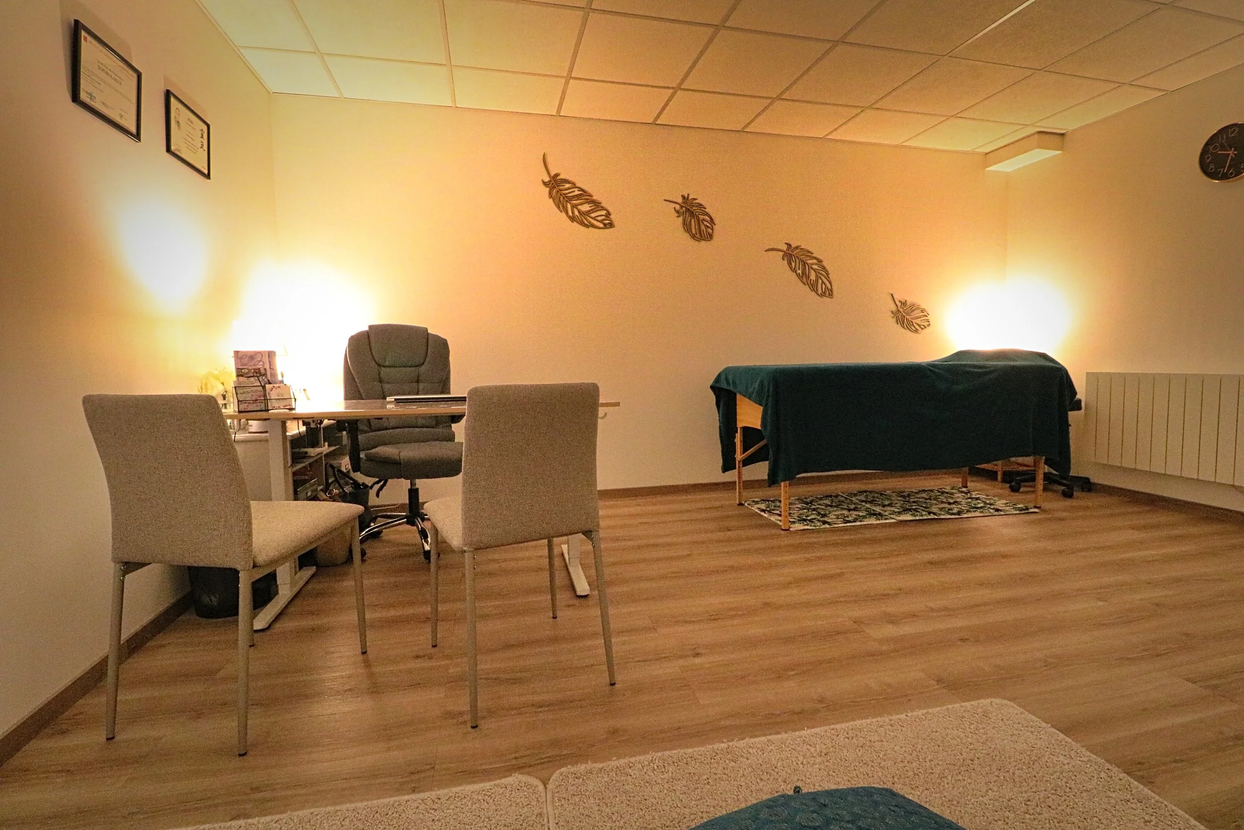 Photo du cabinet montrant le bureau et la table de soin Reiki