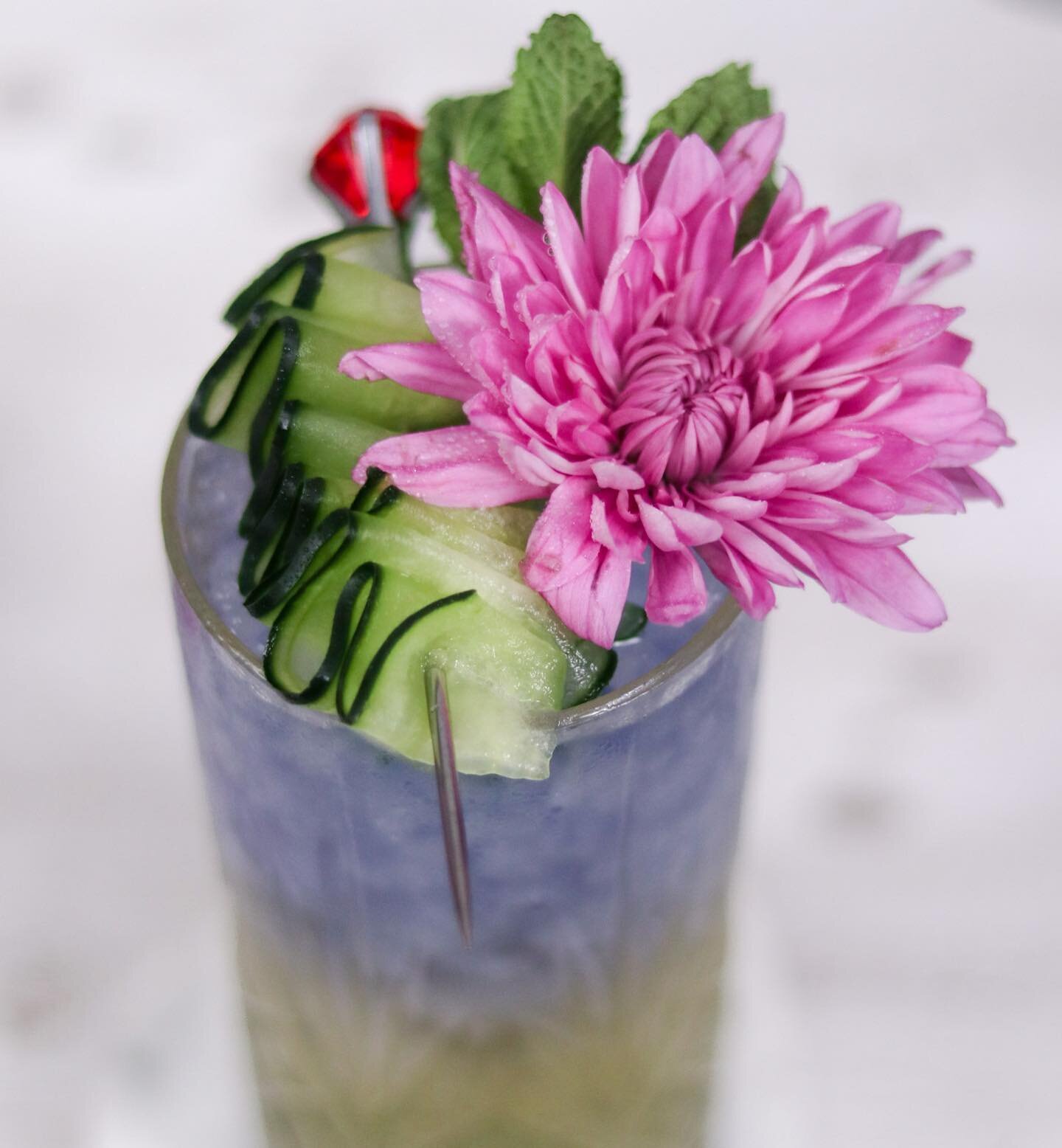 Floral garnishes can really elevate a drink and give it a beautiful presentation like this cocktail which is our take on &ldquo;Empress in the Garden&quot; 🌸 It's the perfect drink to have at your spring gatherings, weddings, or bridal showers 🥰 As