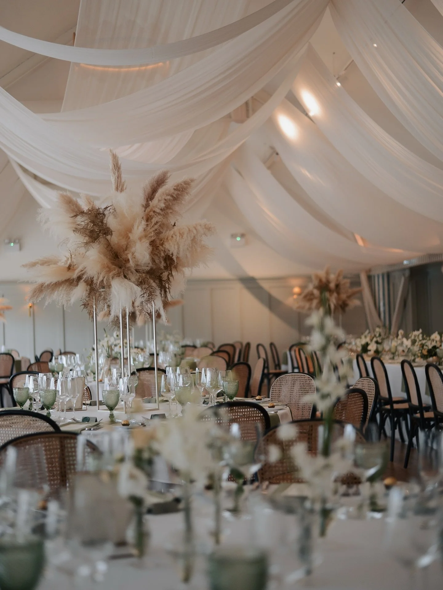 Soft fluffy grasses for the lovely Michael &amp; Brendan at Kin House yesterday 🤍

M&amp;B approached me with a vision in mind, dried grasses meets green &amp; white. It&rsquo;s been a while since I worked with dried flowers but I was excited for th