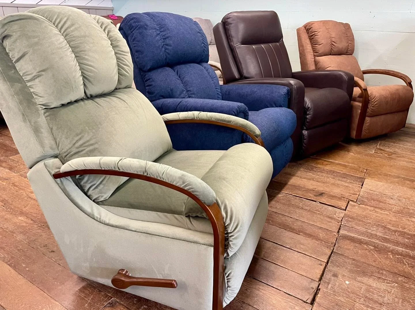 LaZBoy recliners. 
Lots of choices in colors , fabrics and sizes. 
Power options, comfort levels and personal preference is the name of this game. 
Come in!!!. Let&rsquo;s find your favorite chair!! 
#lazboy #recliner #jimscornerfurniture #ashehighco