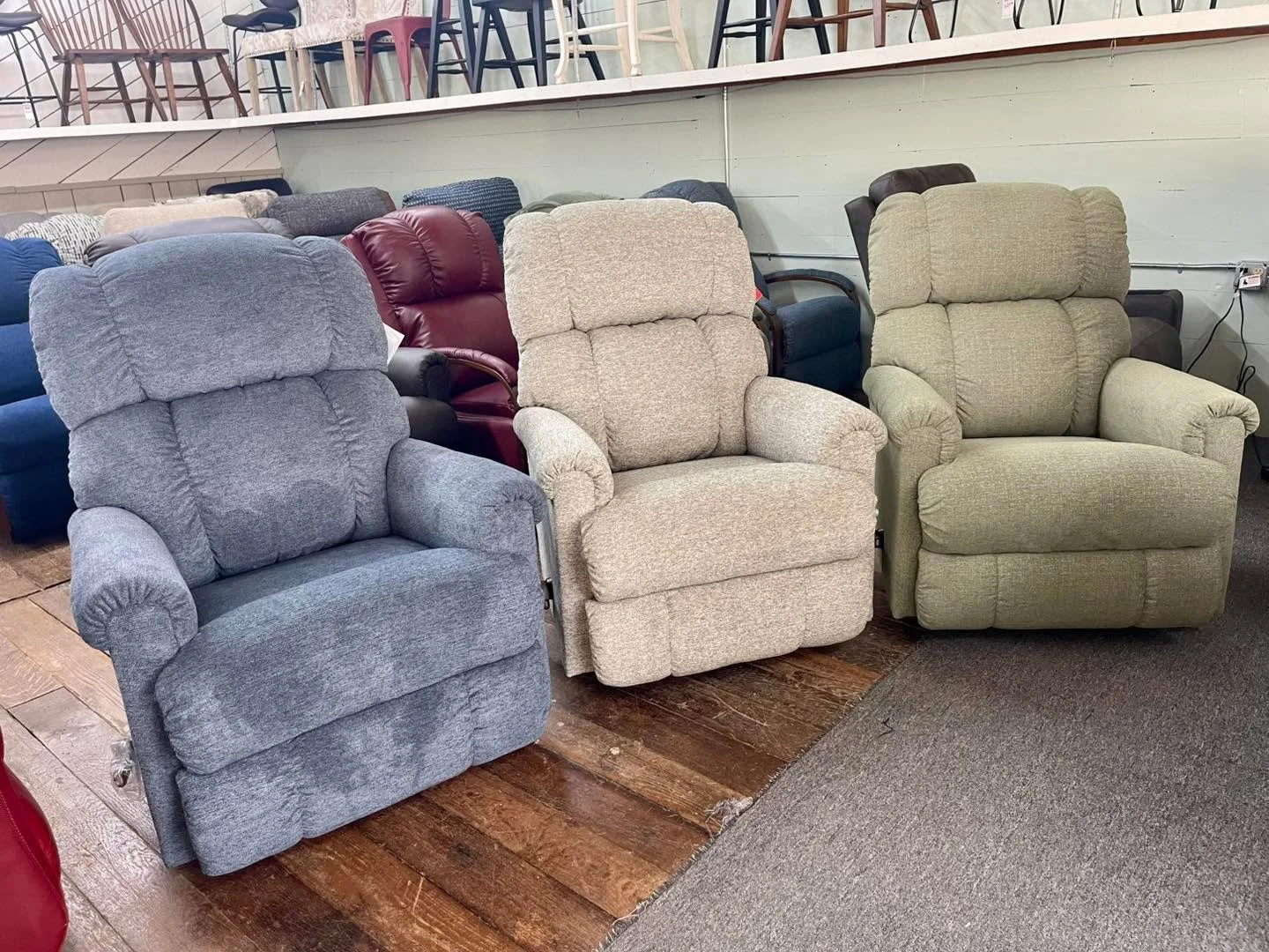 The LaZBoy 512 Pinnacle rocking recliner is on sale this week for a whopping price of $699!
Whaaat??
Unbeatable price that won&rsquo;t return anytime soon! Get yours today while supplies last! 
*Limited supplies&hellip;
*Limited colors&hellip;
#lazbo