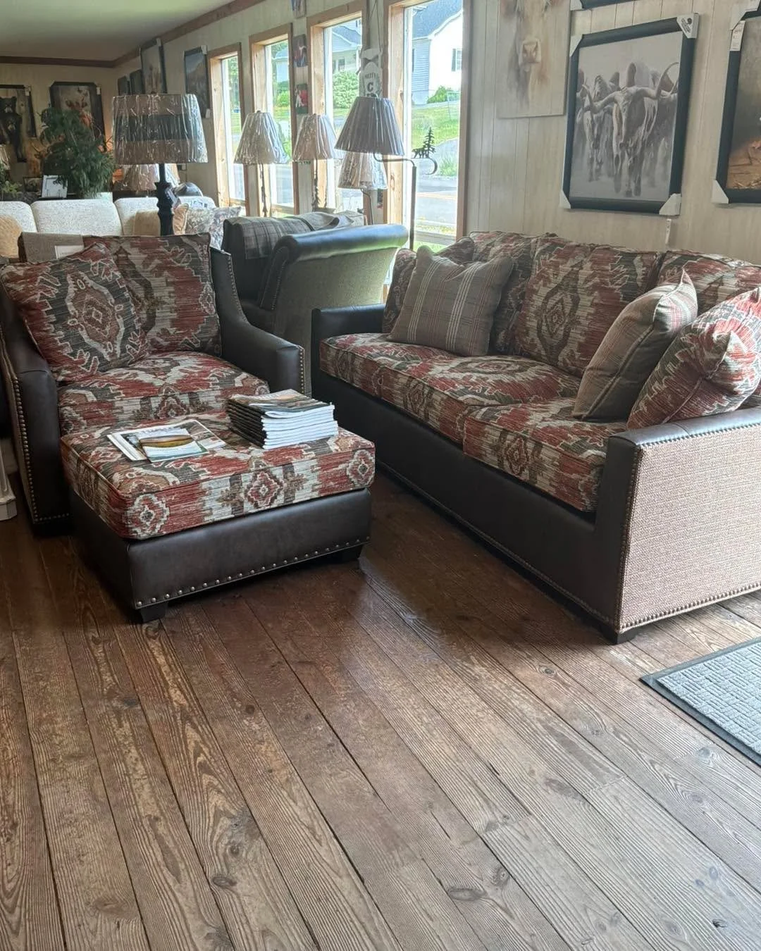 Tap into the west!🐄
Craftmaster makes it easy to design your own look. Jim&rsquo;s Corner provides many fabric and leather choices for customization&hellip;.
Made with caring hands in Taylorsville, NC, special orders takes about 8 weeks from order d
