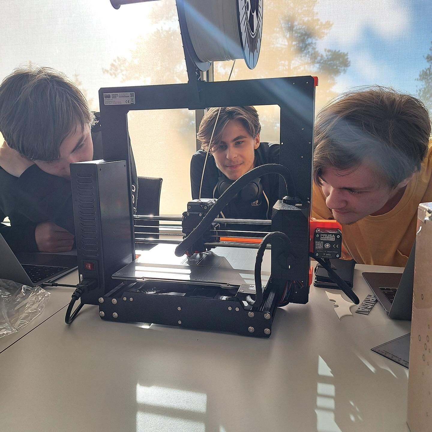 Vi startar nu upp en makerklubb och b&ouml;rjar bygga ett makerspace! Vi har tjuvstartat med att k&ouml;pa in en sprillans ny 3D-skrivare🙌🤗Information om uppstartsm&ouml;te f&ouml;r intresserade finns p&aring; Schoolsoft✨