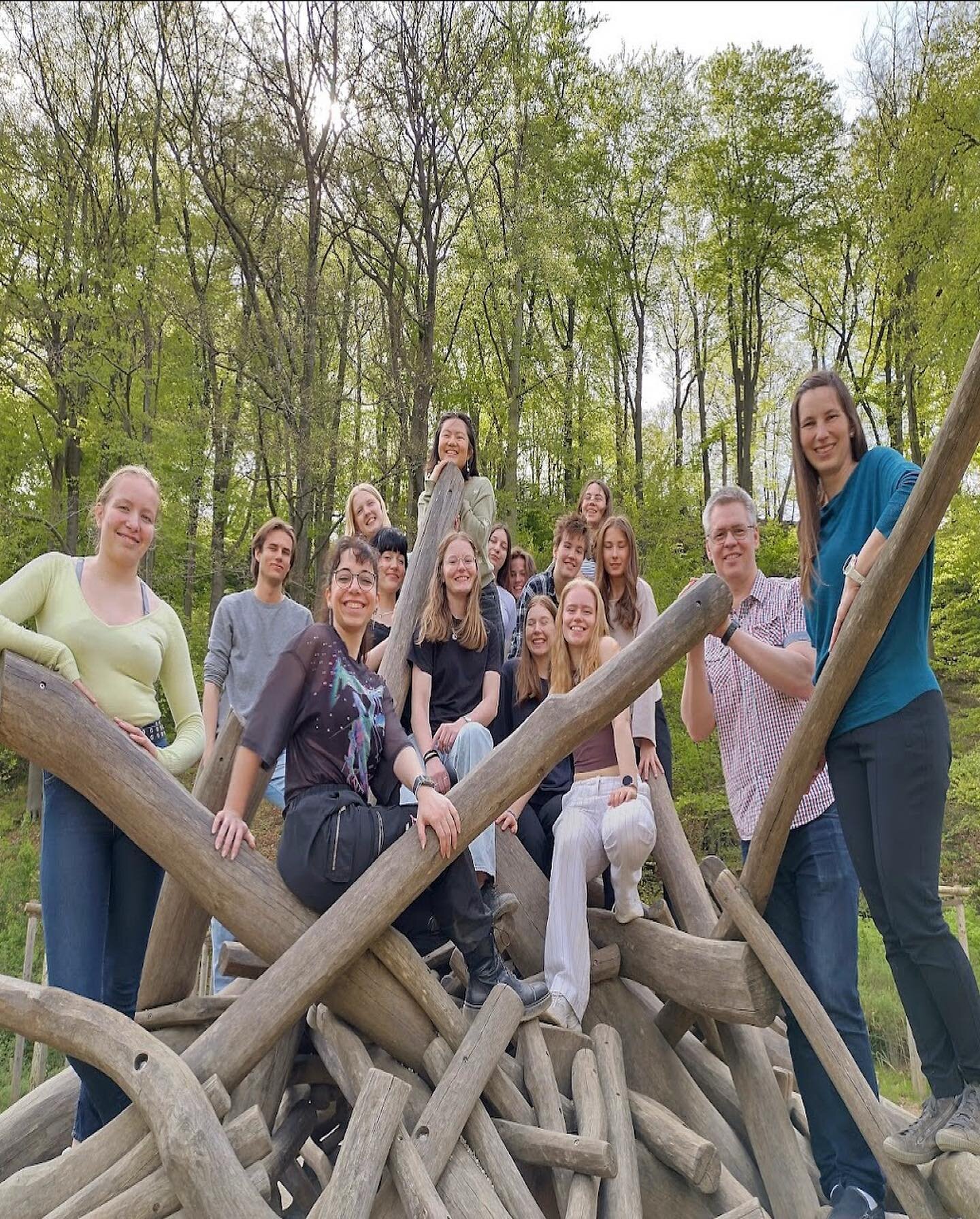 H&auml;lsningar fr&aring;n W&uuml;lfrath! 🇩🇪
Efter flygresan blev alla elever upph&auml;mtade av sin v&auml;rdfamilj. F&ouml;rsta kv&auml;llen spenderades sedan med knytkalas, kahoot och lekar i skolans matsal. Under fredagen bes&ouml;kte vi Neande