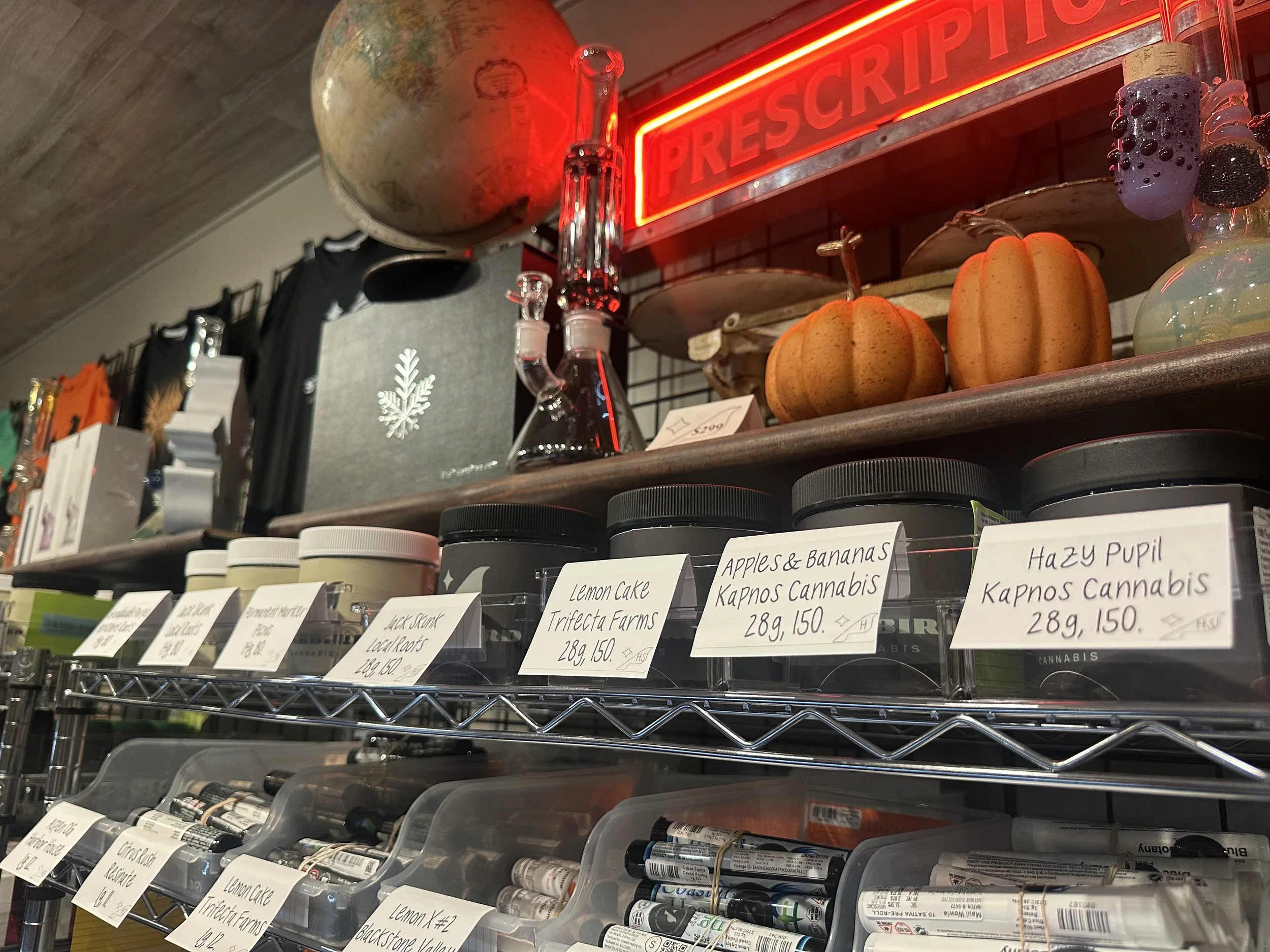 shelf with 14g and 28g labels