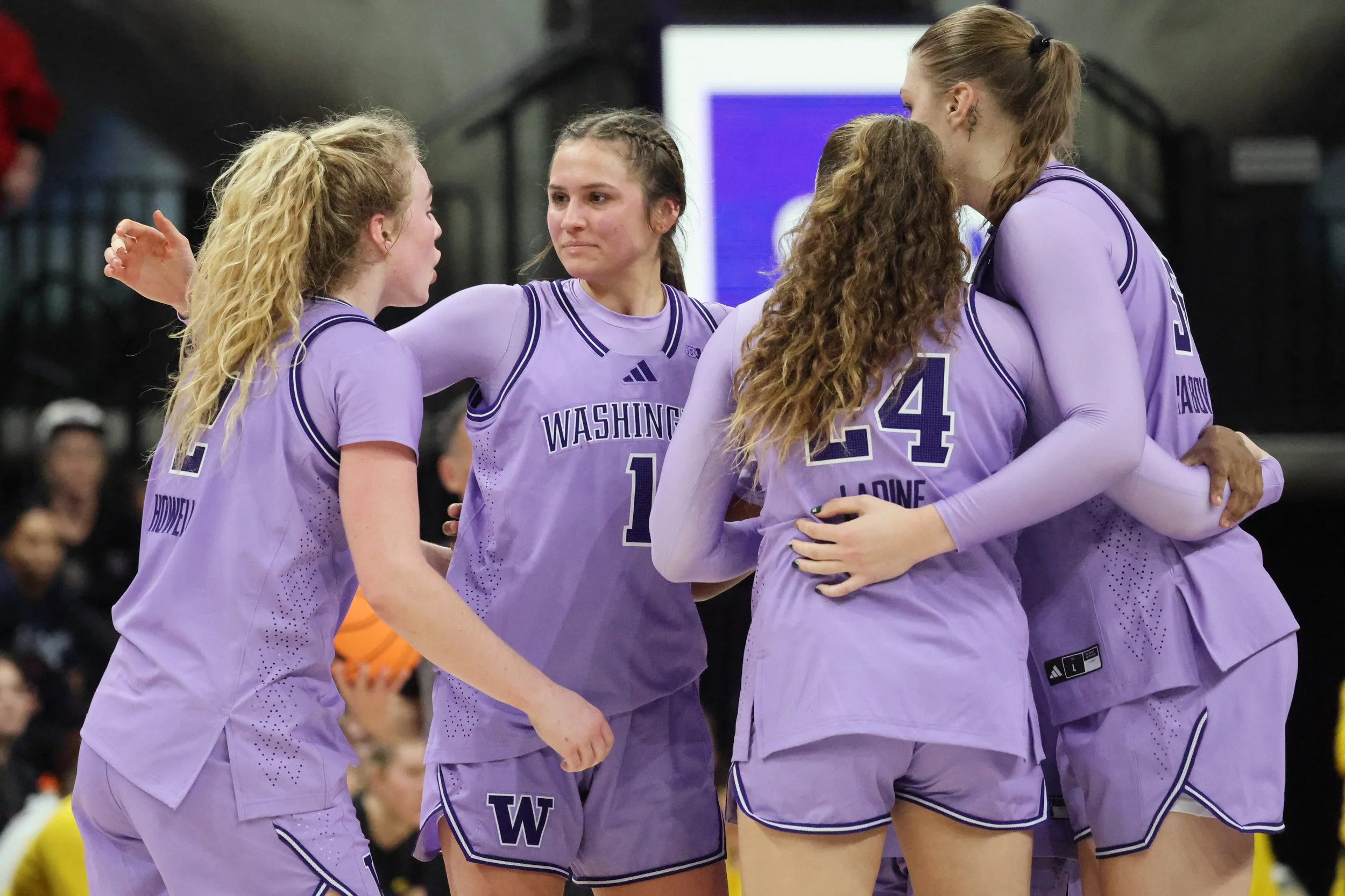 UW Women’s Basketball Upsets #6 Michigan Behind Career Night From Avery Howell