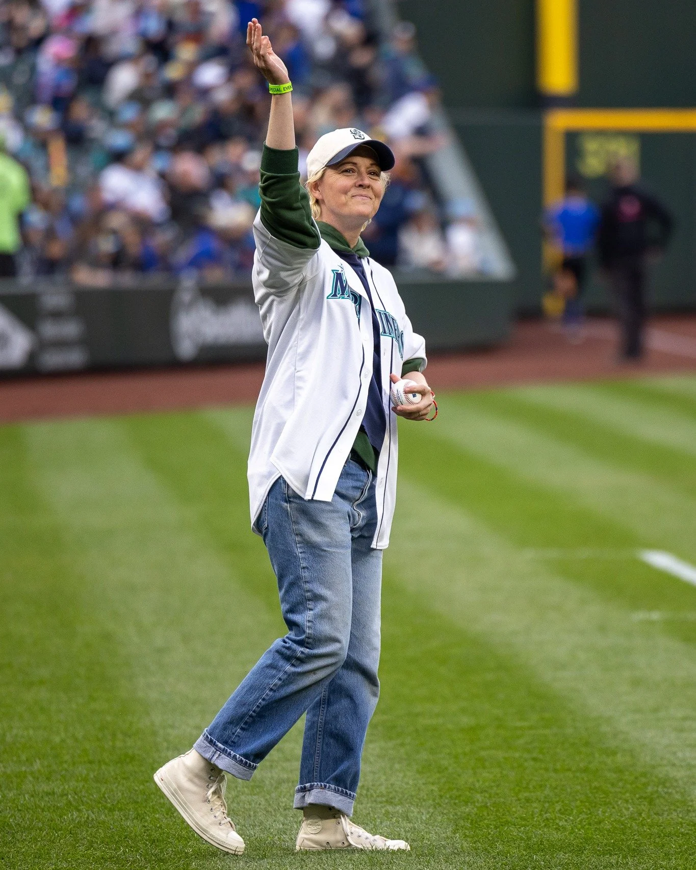 Brandi Carlile, an eleven-time Grammy Award winner and two-time Emmy Award winner, threw out the ceremonial first pitch ahead of the @Mariners game on Friday, April 17th!

Photos by @andyglassphotography 

#TridentsUp #SeattleMariners #SeattleSports