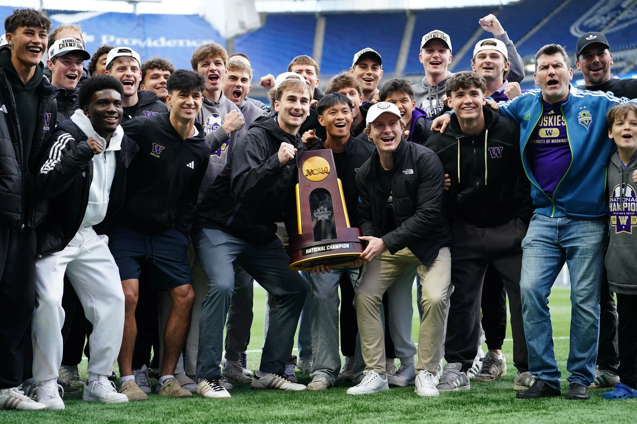 The champs are here! The 2025 National Champion @uw_msoccer team was honored at halftime of tonight's @soundersfc match at @lumenfield, and a few of the players went on to take part in the "crossbar challenge" right after!

Photos by @erics