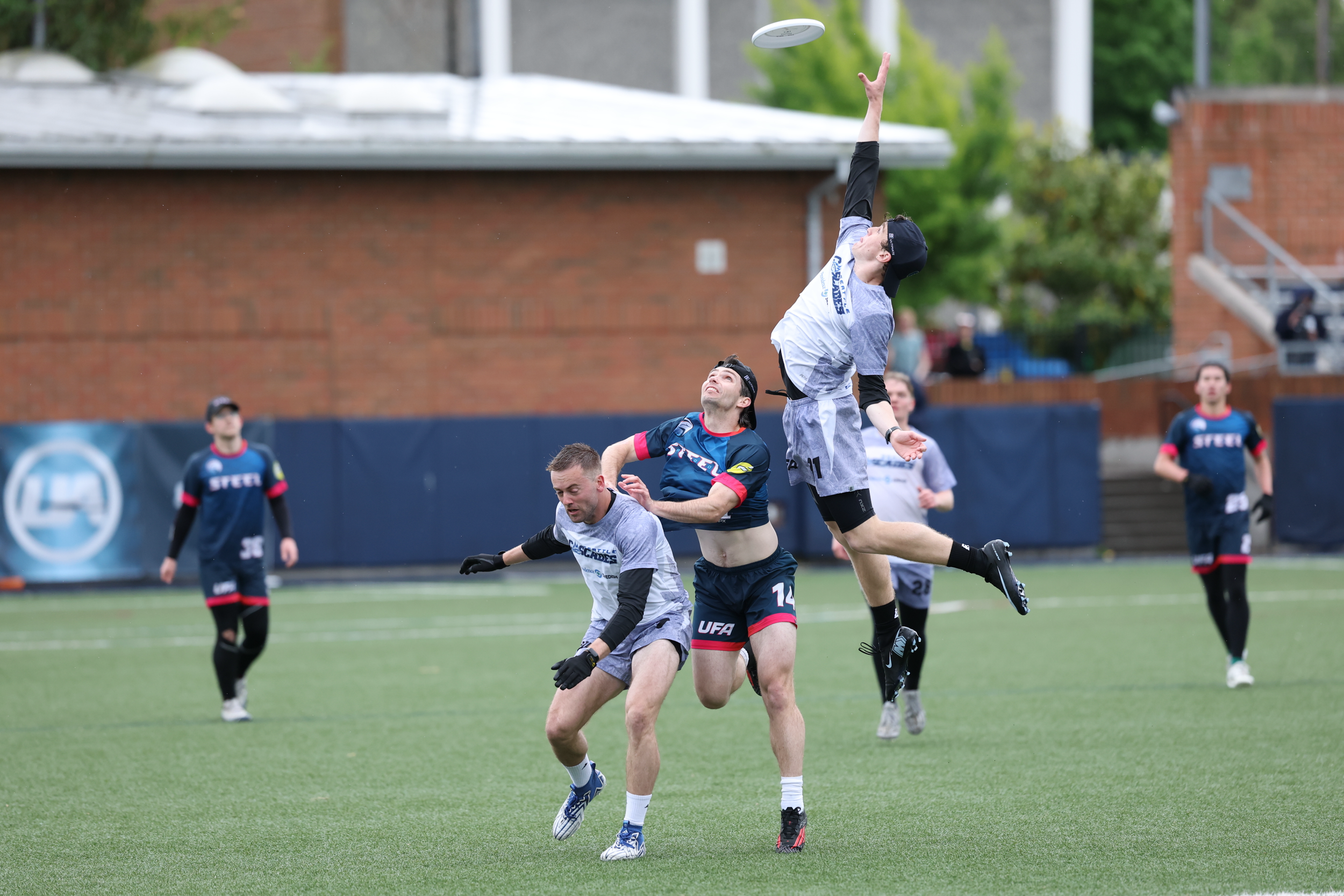 Seattle Cascades Defeat Oregon Steel 18-12 in Northwest Rivalry Showdown