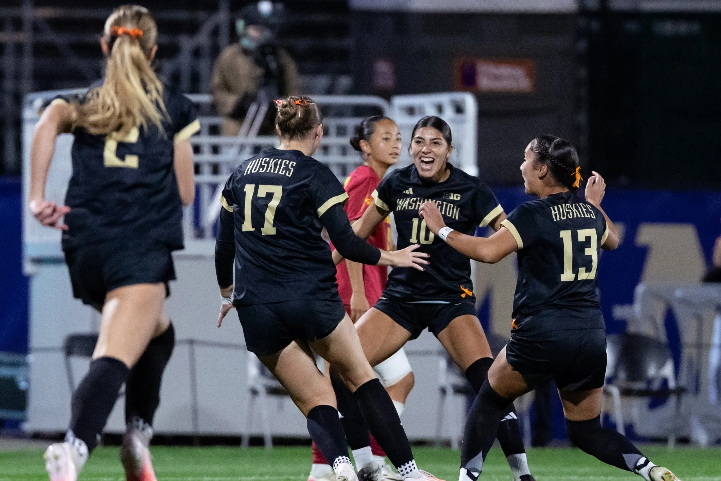 #15 Husky Women’s Soccer Takes Down USC Behind Stout Defense and Holdenried Goal